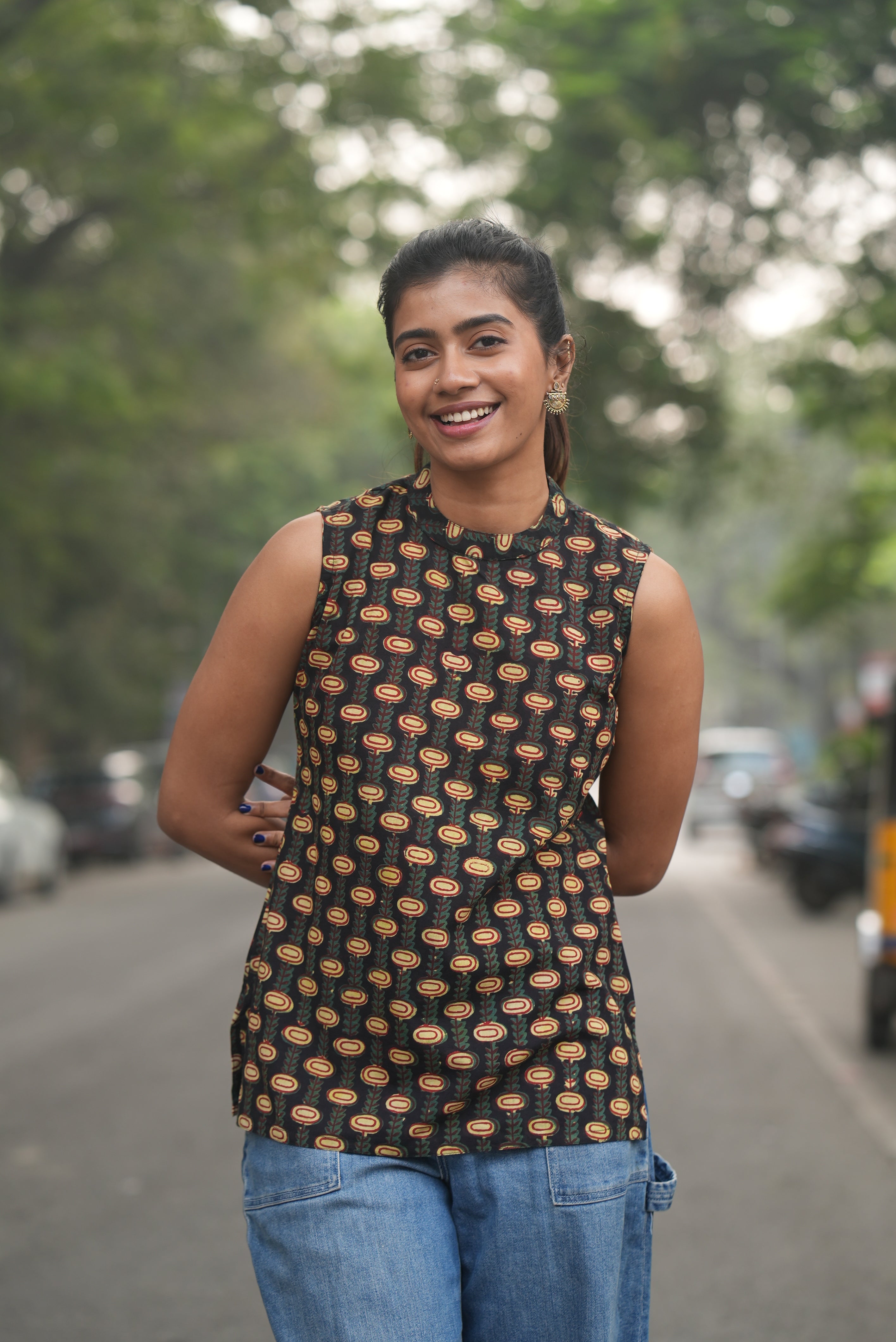Short top with a modern look.
Elegant side slit detail.