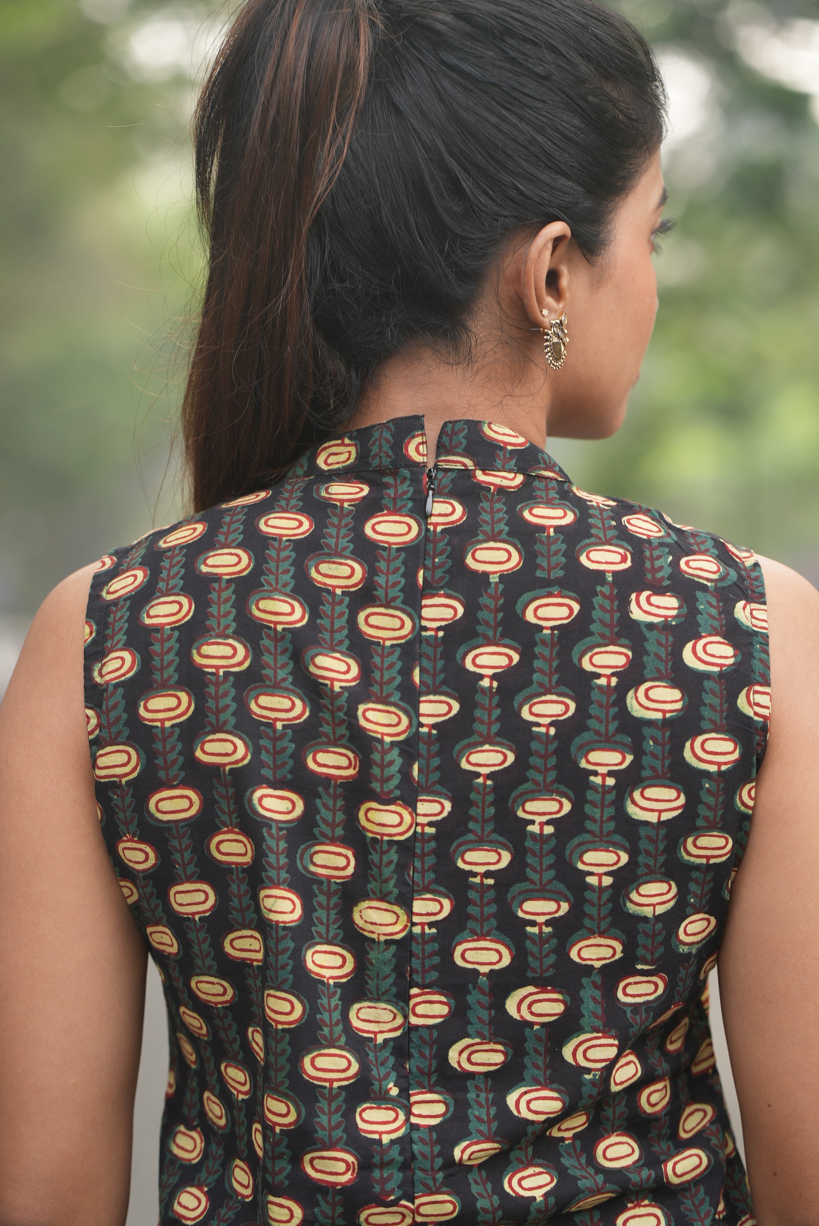 Traditional hand block print pattern.
Lightweight and easy to wear.