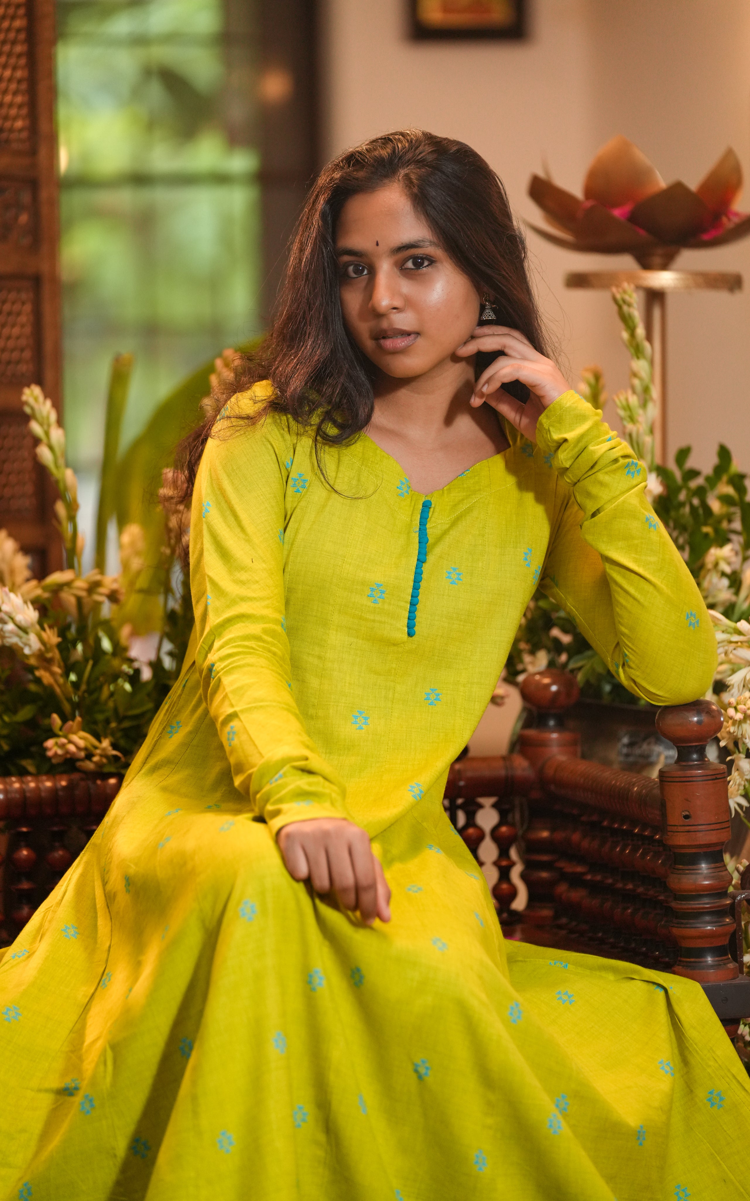 Lower hem of the kurti has a wide blue border lined with cotton and finished with gold zari.