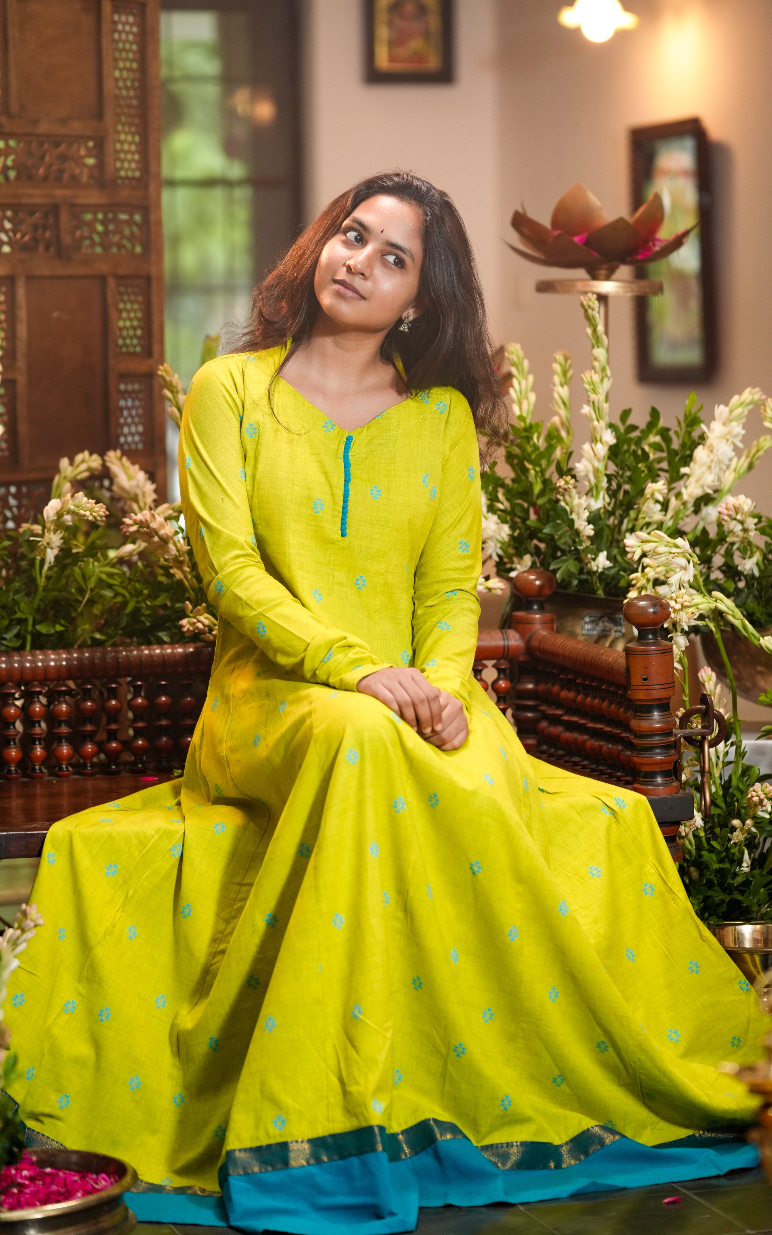The kurti combines comfort with grandeur, ideal for festive occasions.