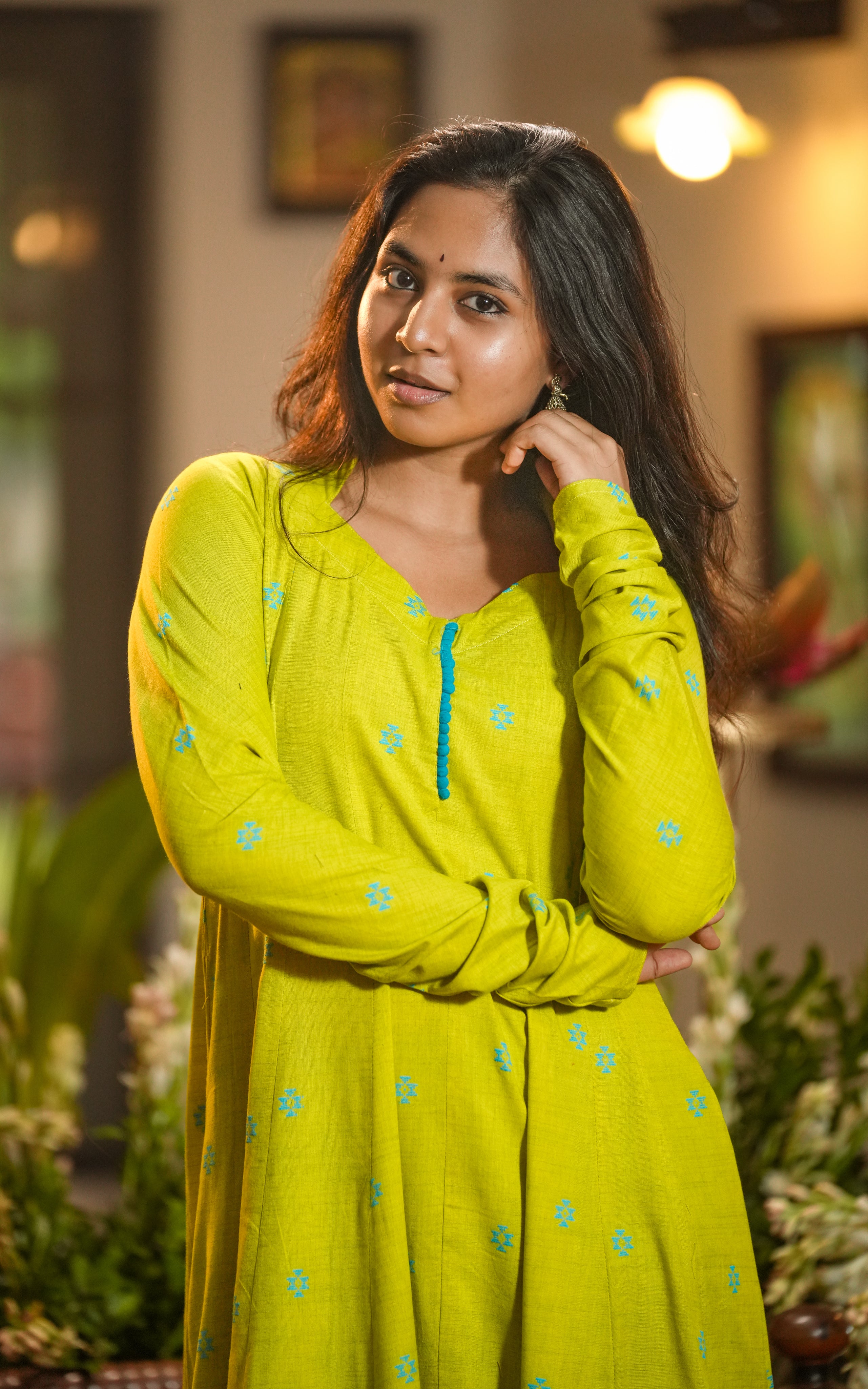 The high collar band gives a contemporary edge to the traditional V-neckline.