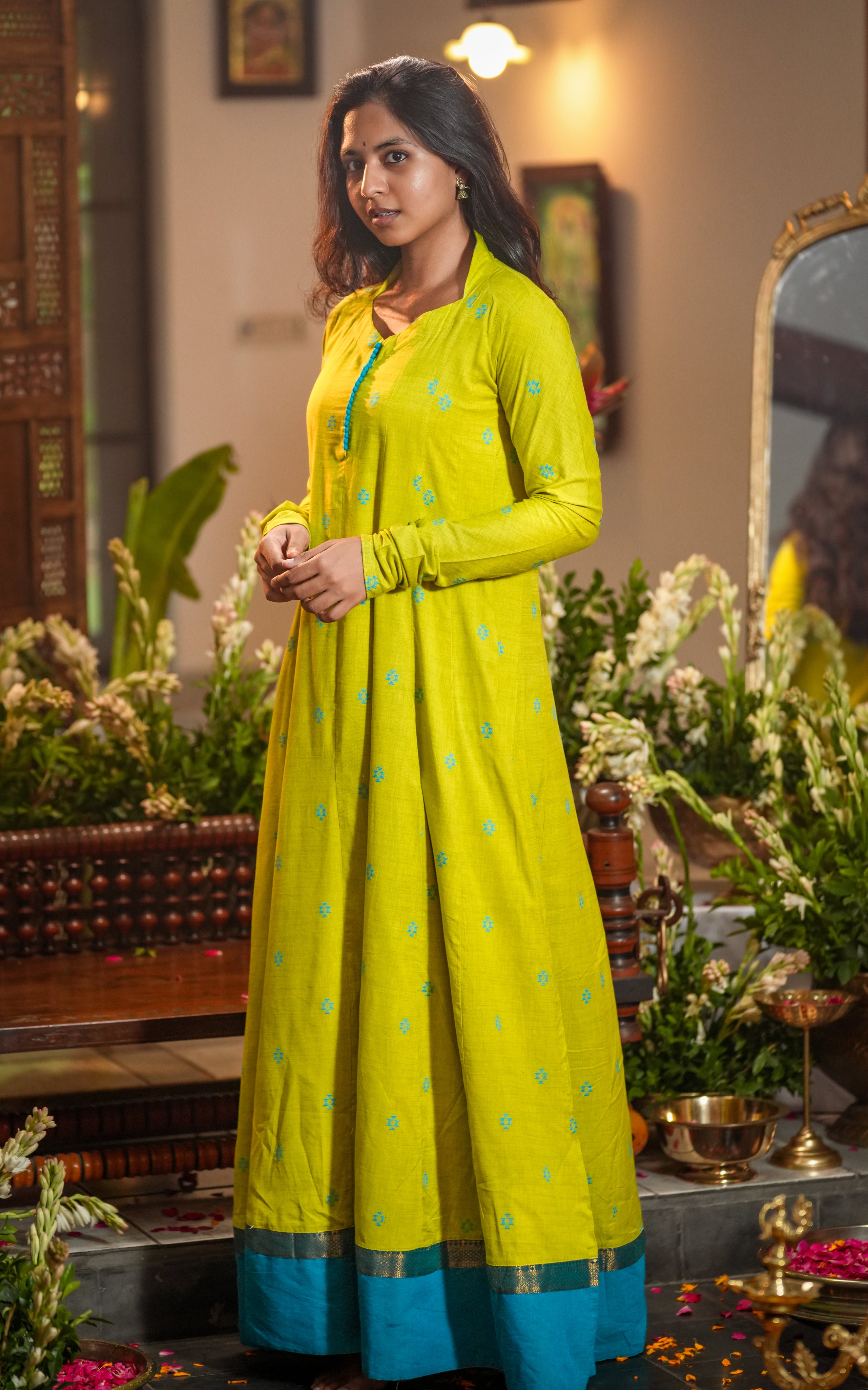 V-neckline with a front placket and cloth buttons in contrasting blue.