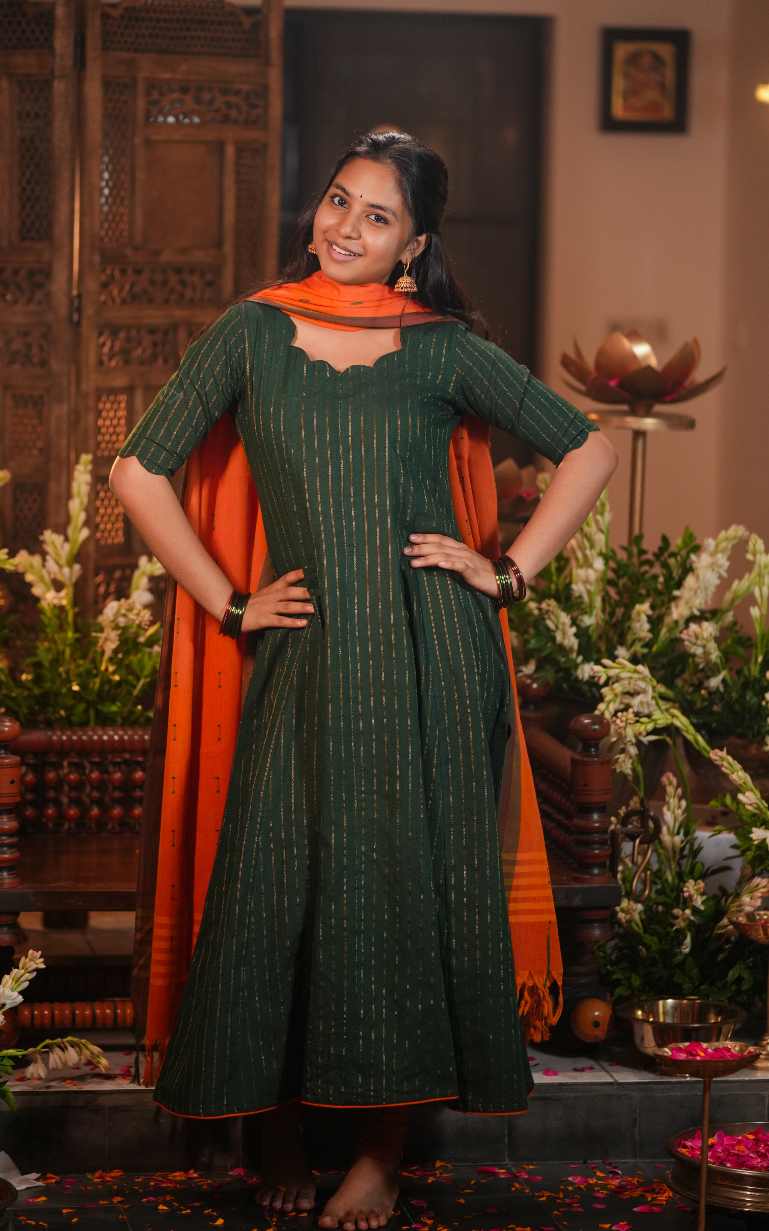 The outfit features a scalloped square neckline, adding elegance to the kurti.
