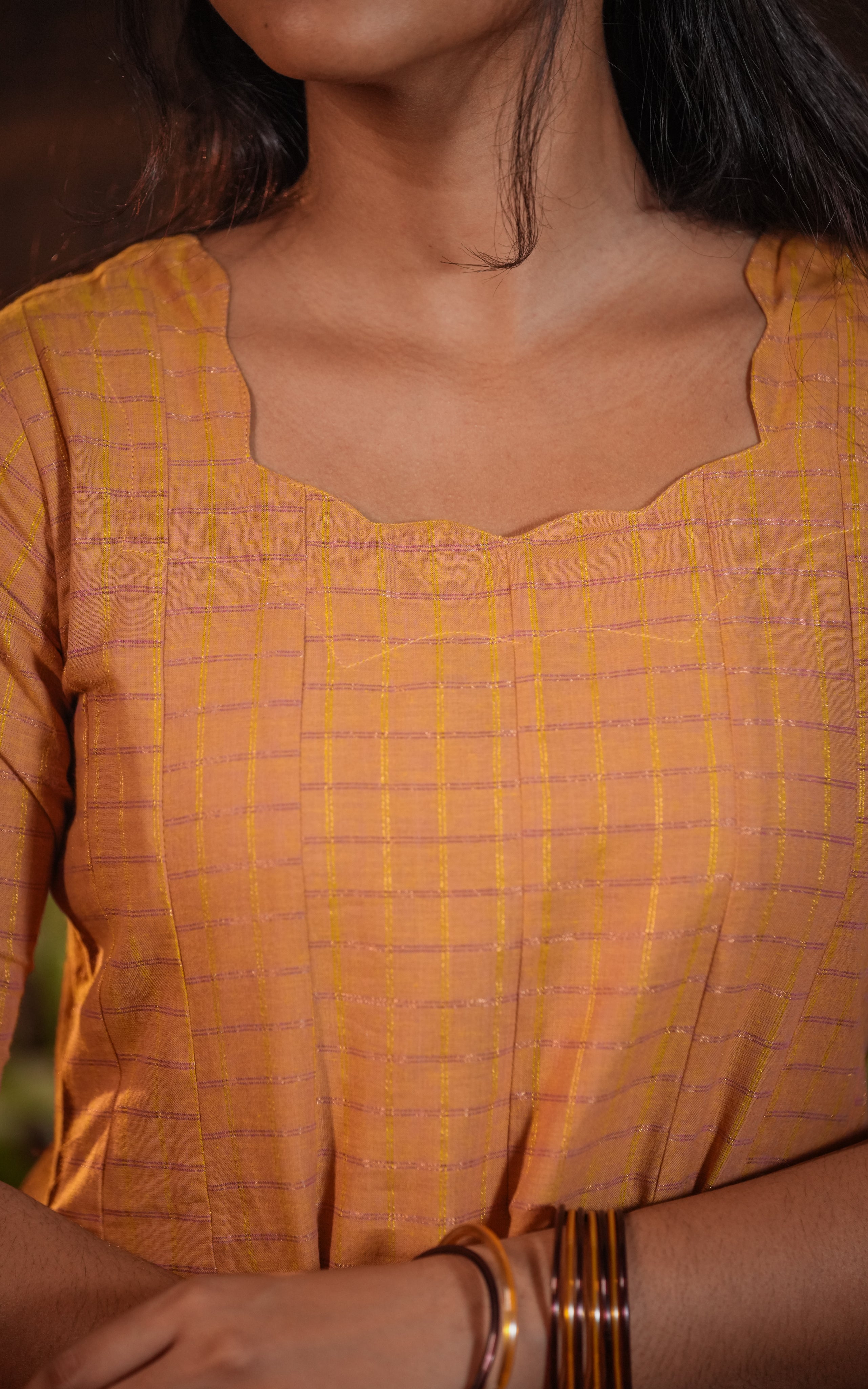 Elegant back design with a wide square cut-out.
