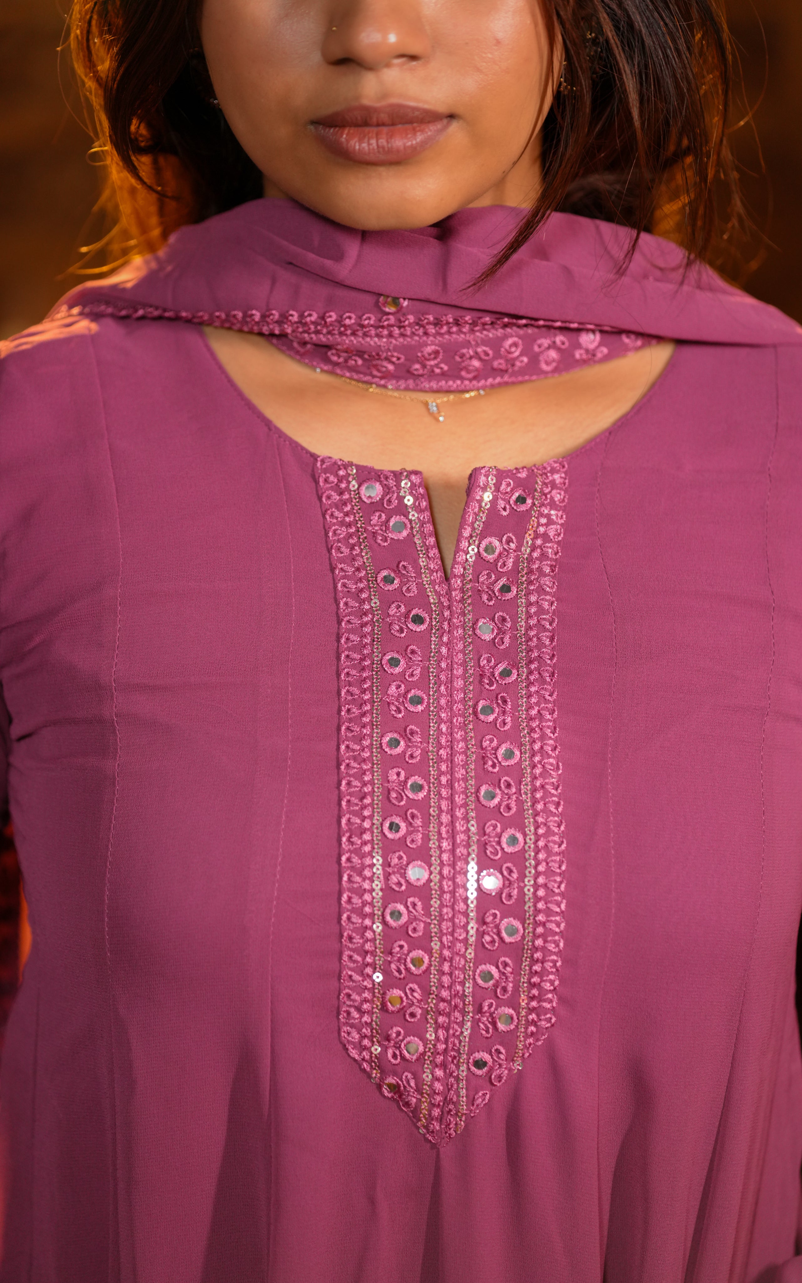 The inner lining is made of soft butter crepe, providing comfort and opacity.