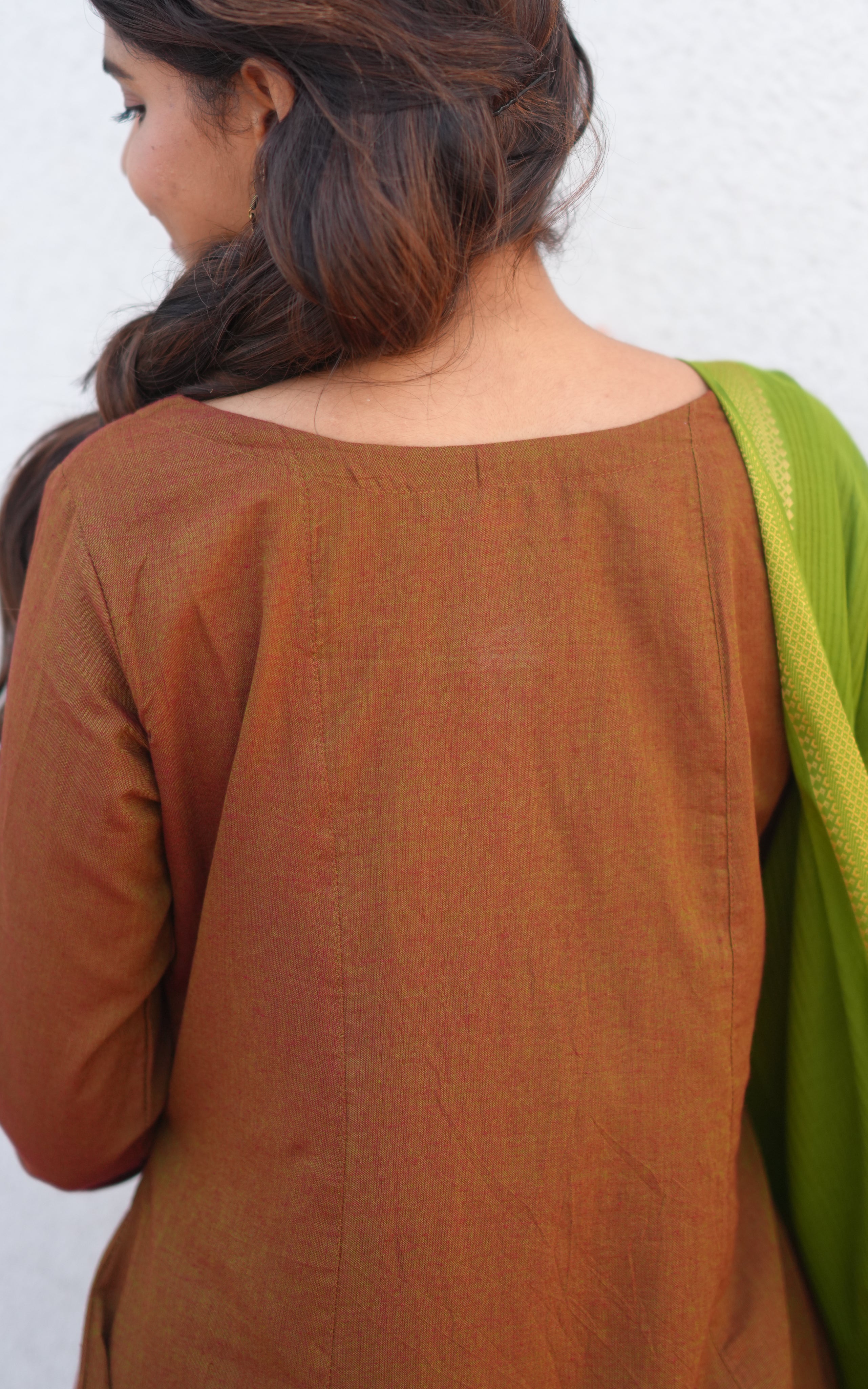 dual shade Mehandi Green adds a sophisticated and unique touch, making this outfit stand out