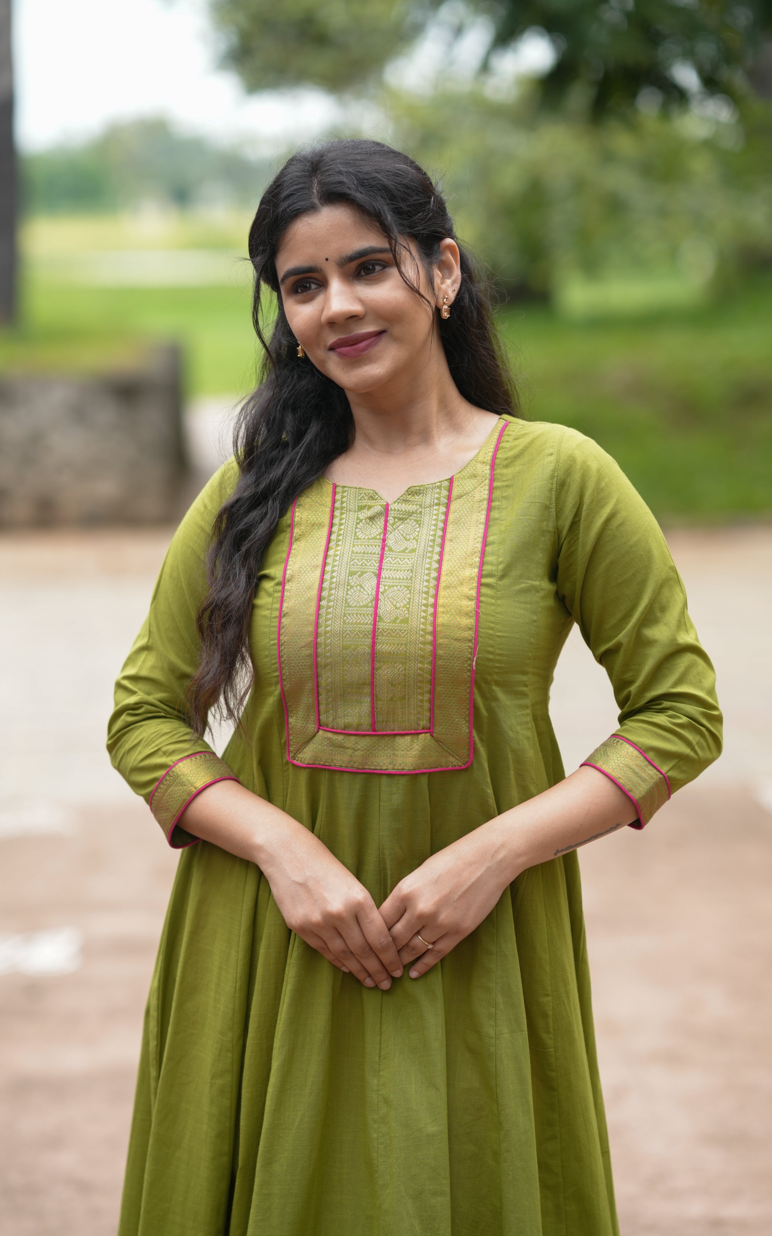 Three-quarter sleeves for stylish look