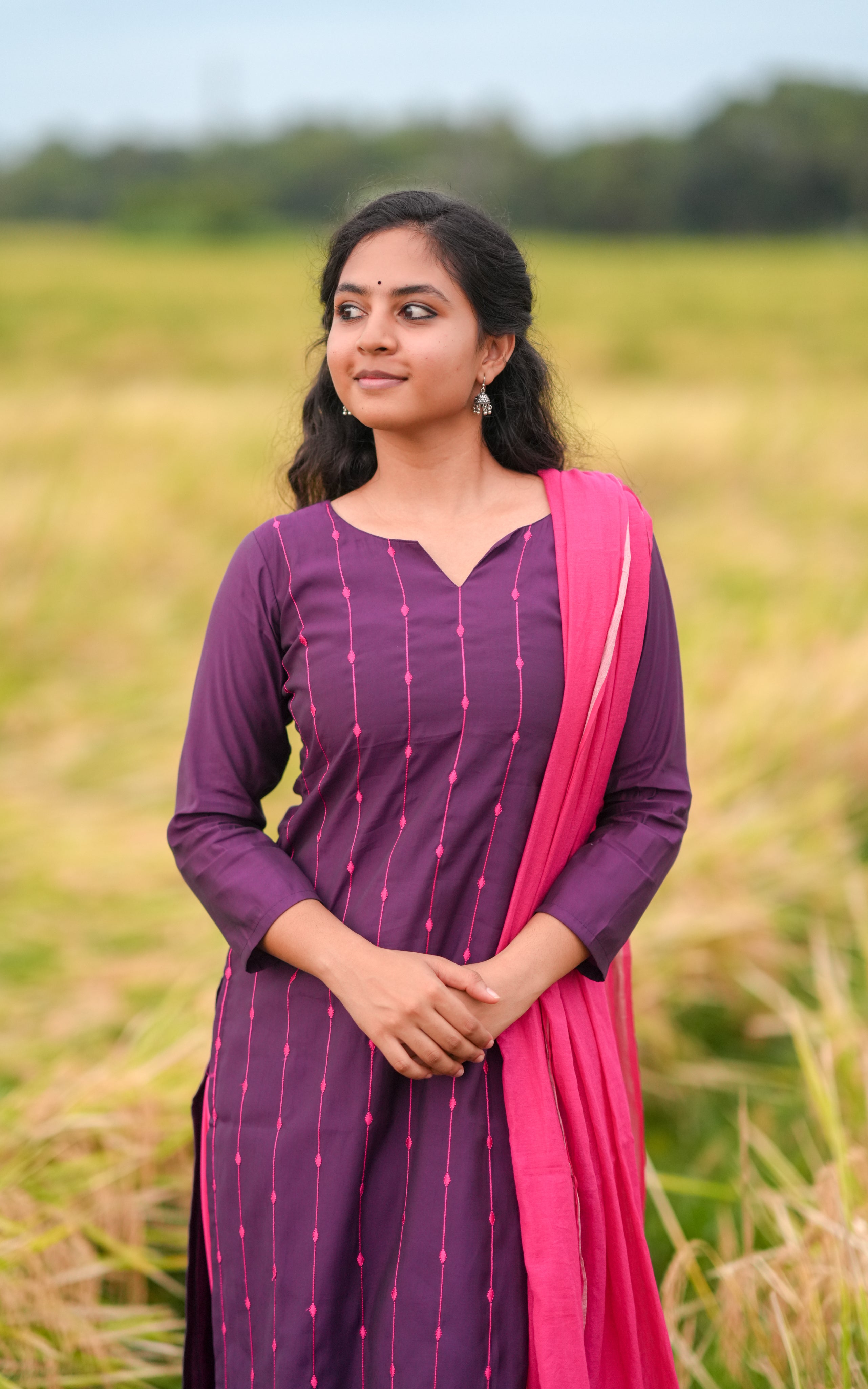 Mid-length kurti with 3/4th sleeves and soft neckline design