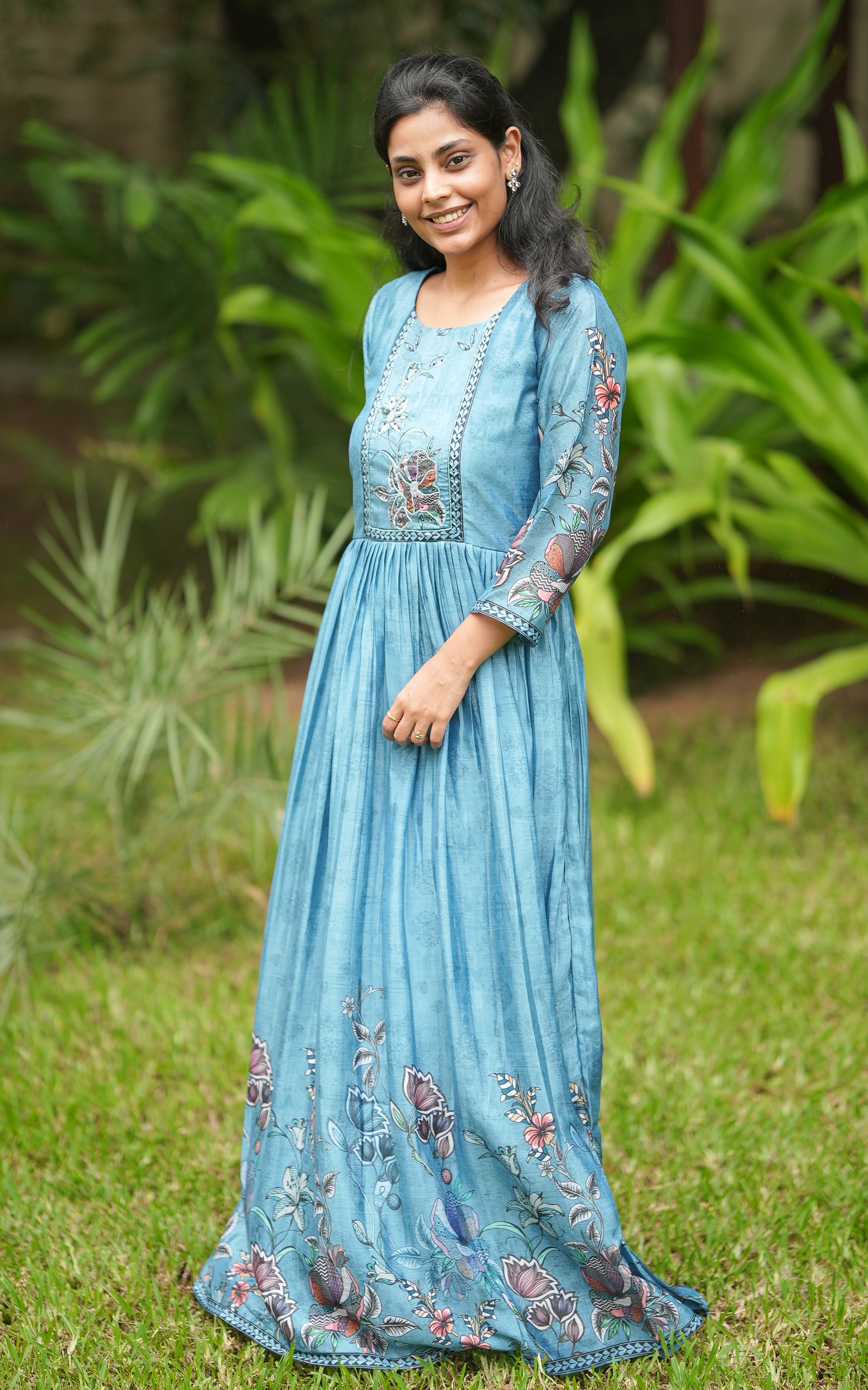 Three-quarter sleeves with detailed floral print