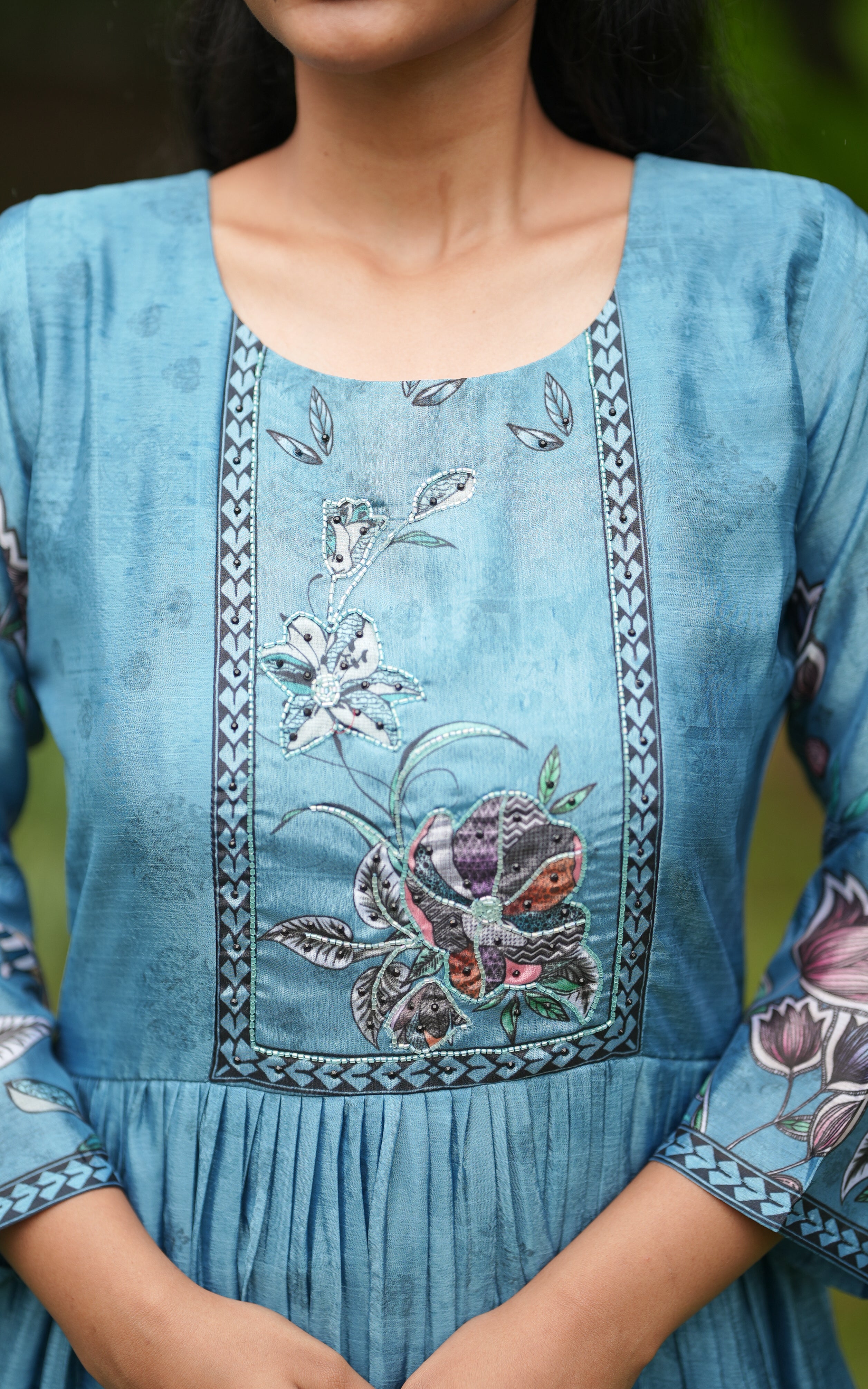 Round neckline with a wide curve for comfort