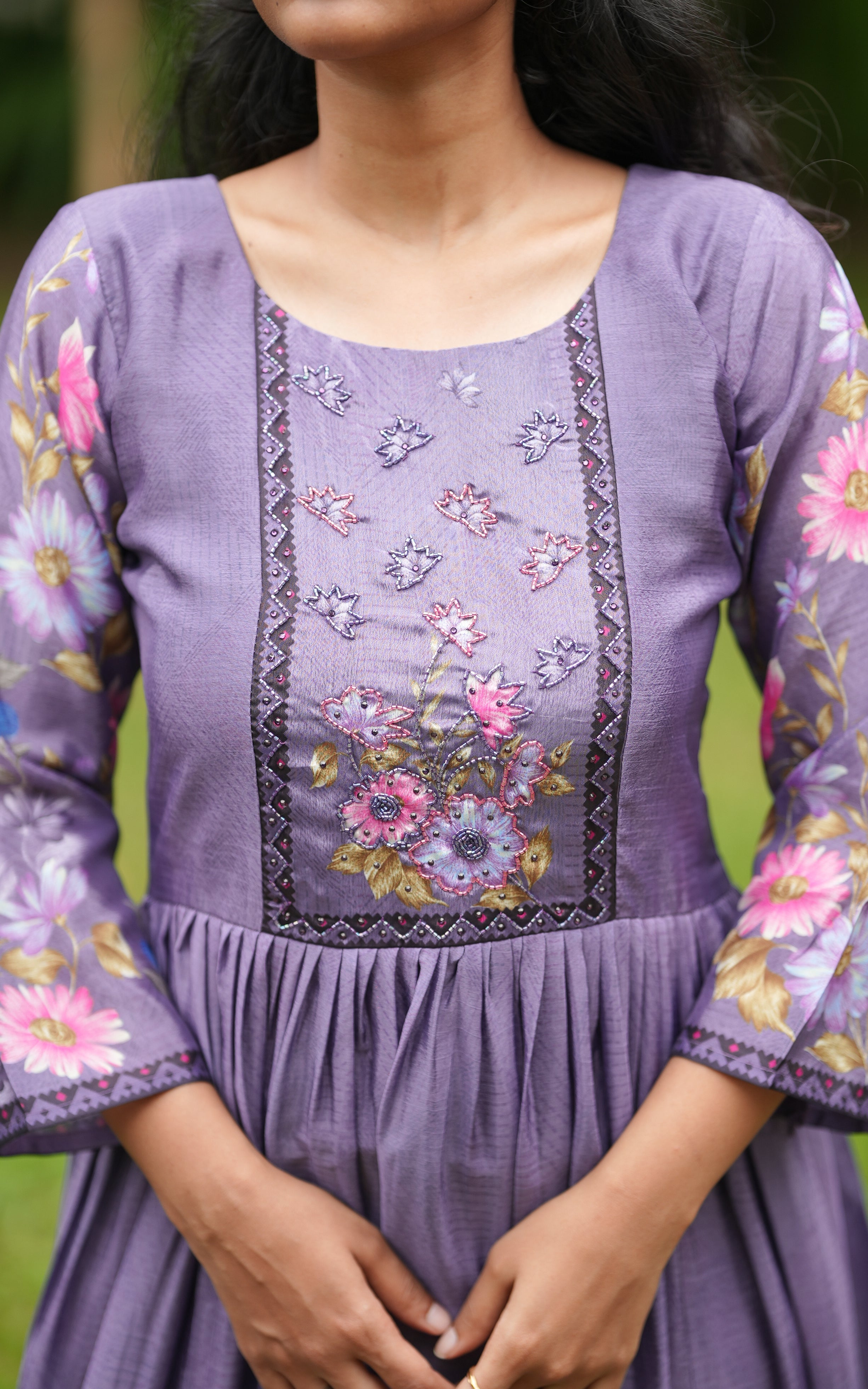 Three-quarter sleeves with floral printed panels