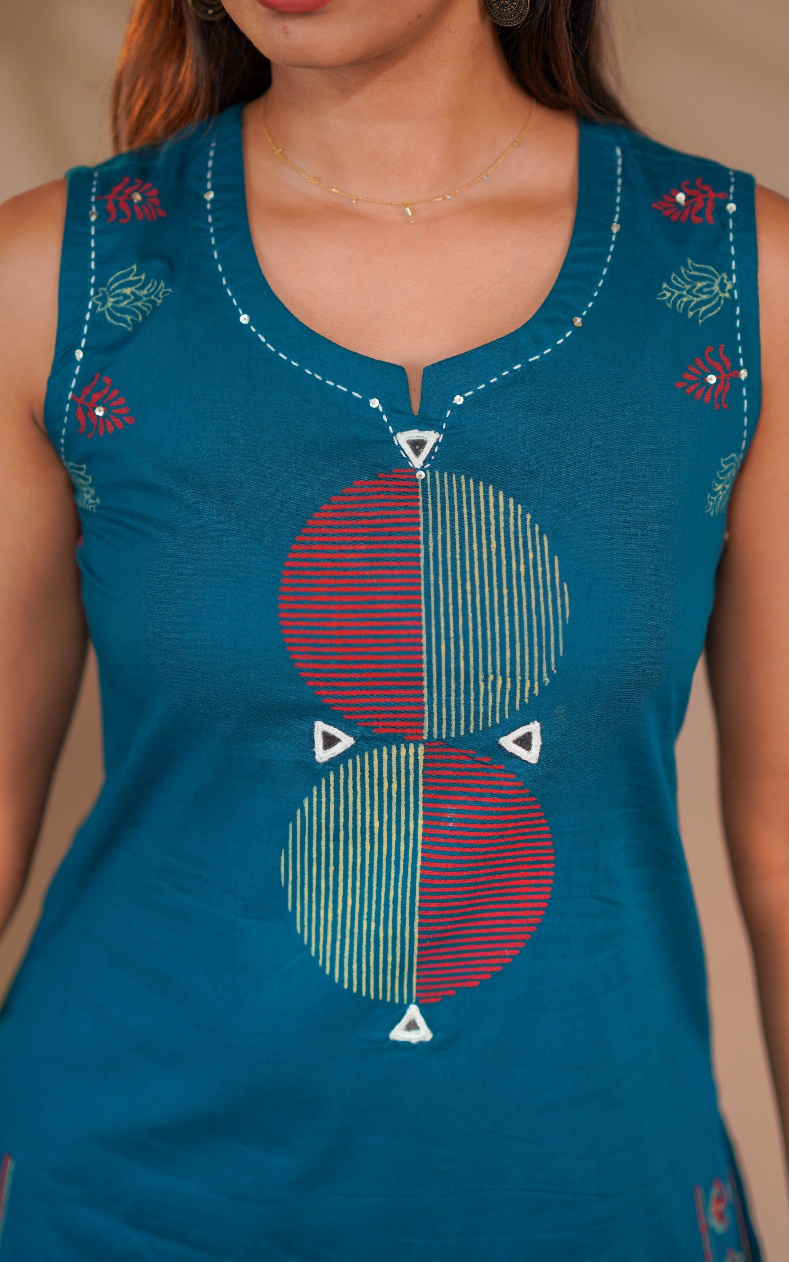 The vibrant red dupatta comes with intricate traditional prints for a striking contrast.