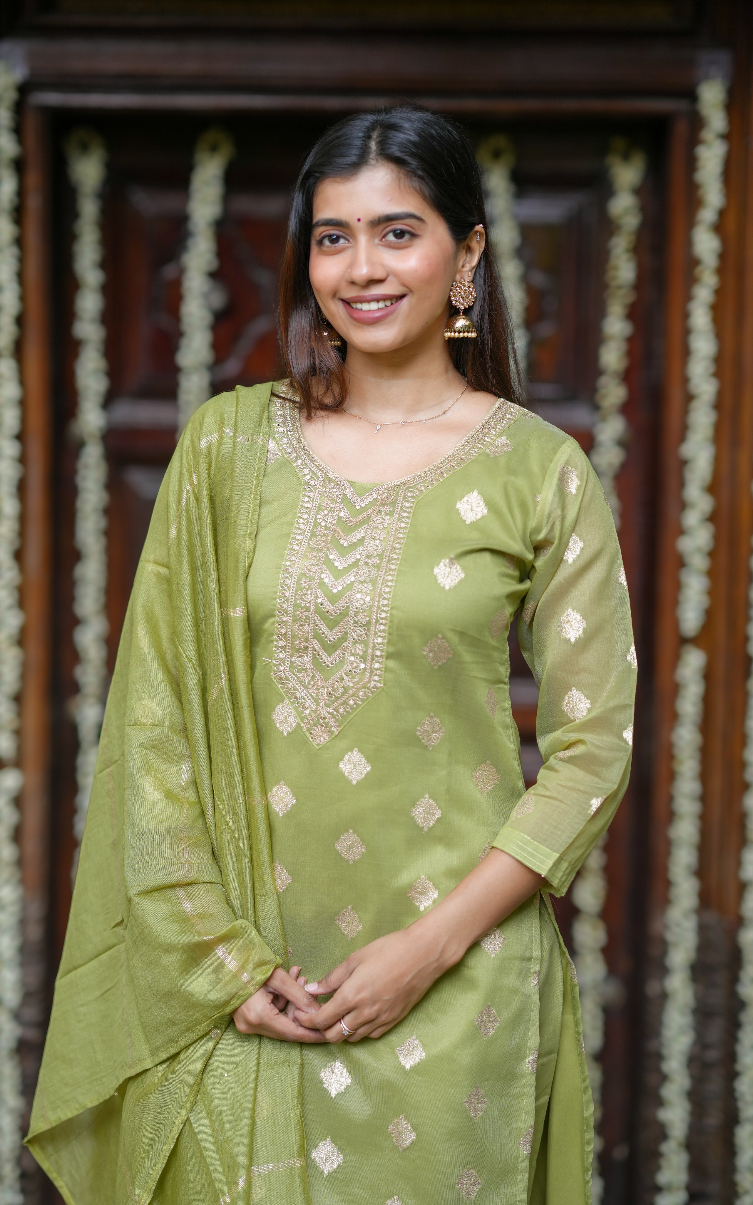 Great for festive get-togethers, housewarming ceremonies, or poojas.