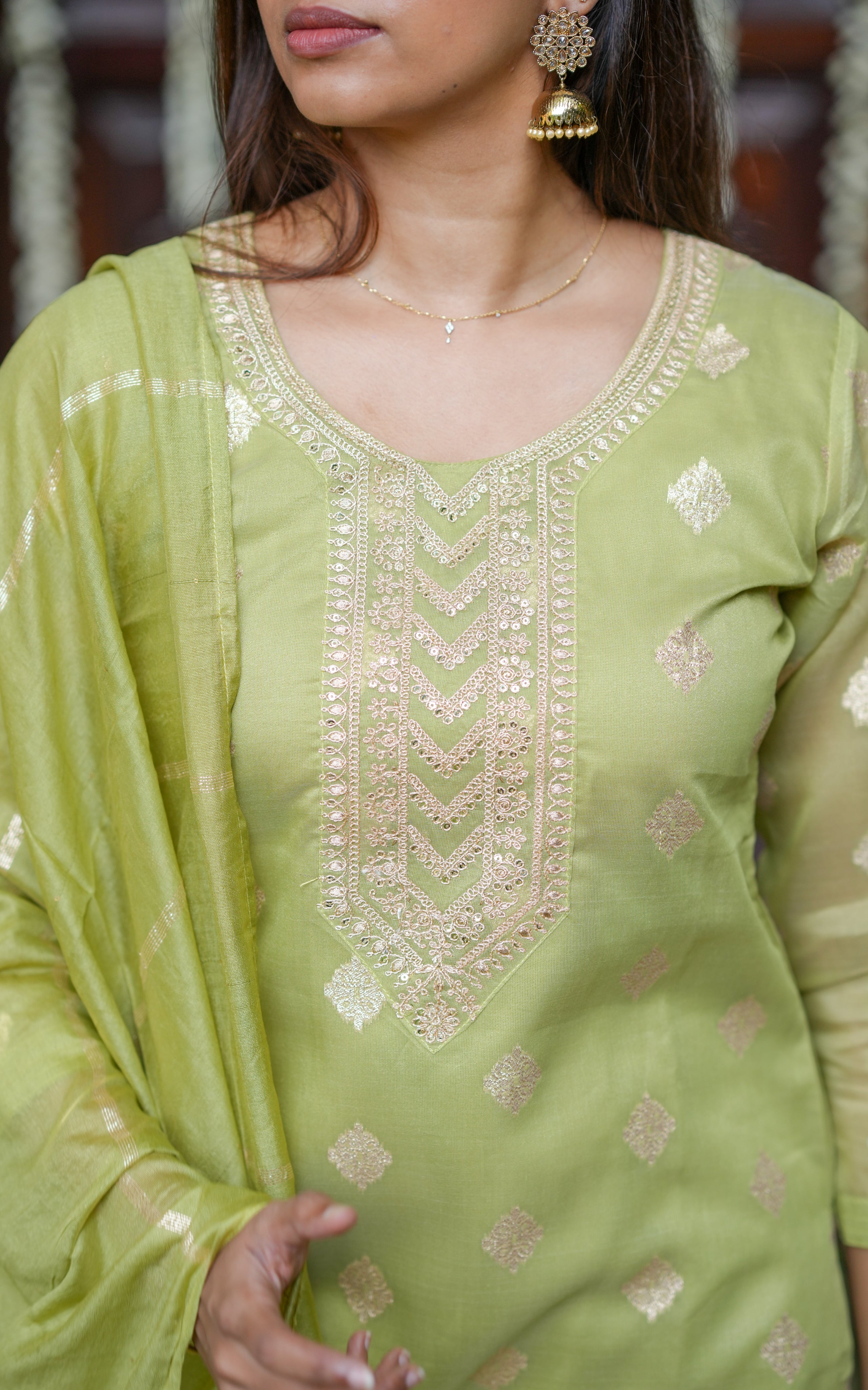 From temple visits to family dinners, this set has festive charm in every thread.