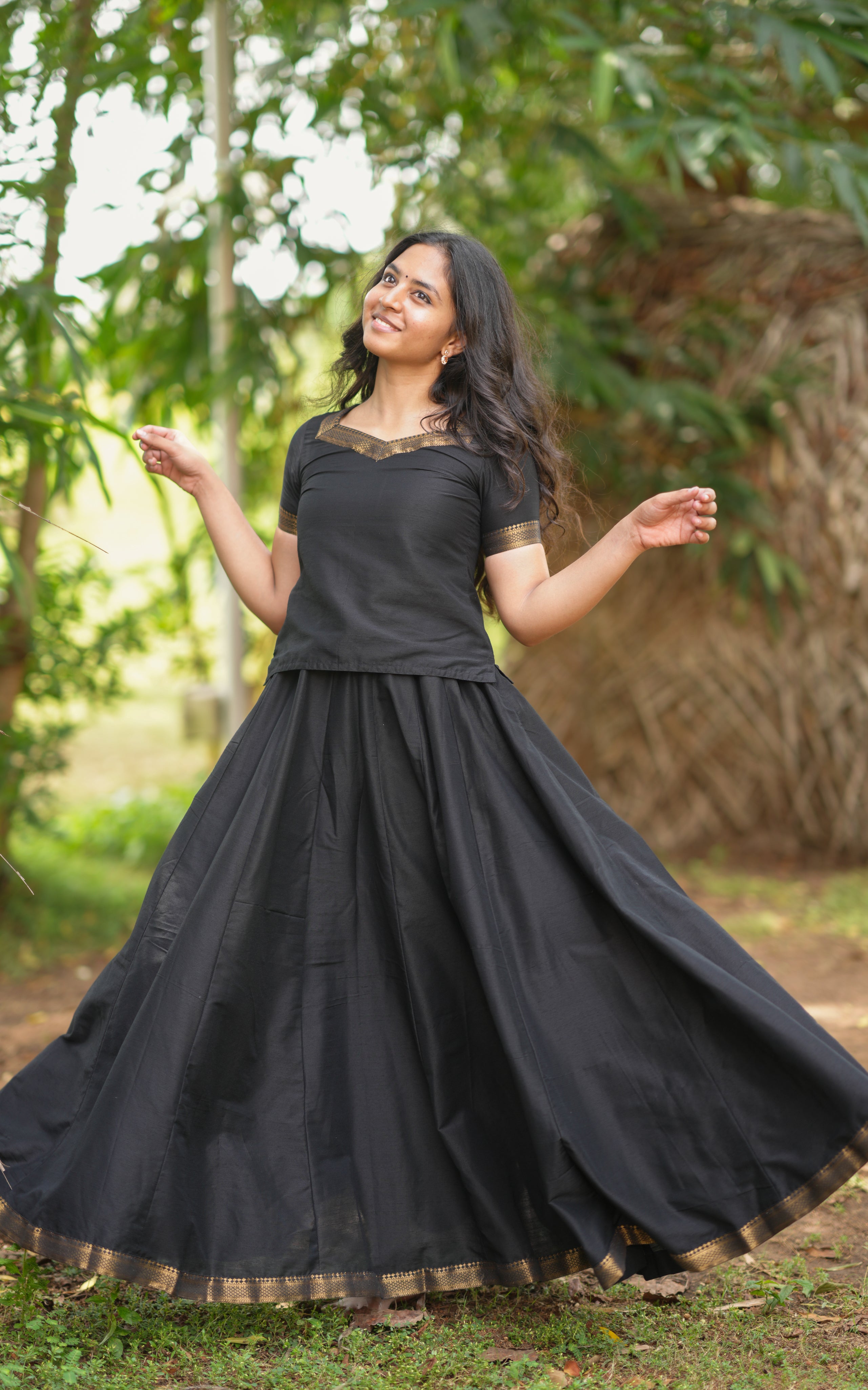 Black color top skirt from suttri varum boomi song