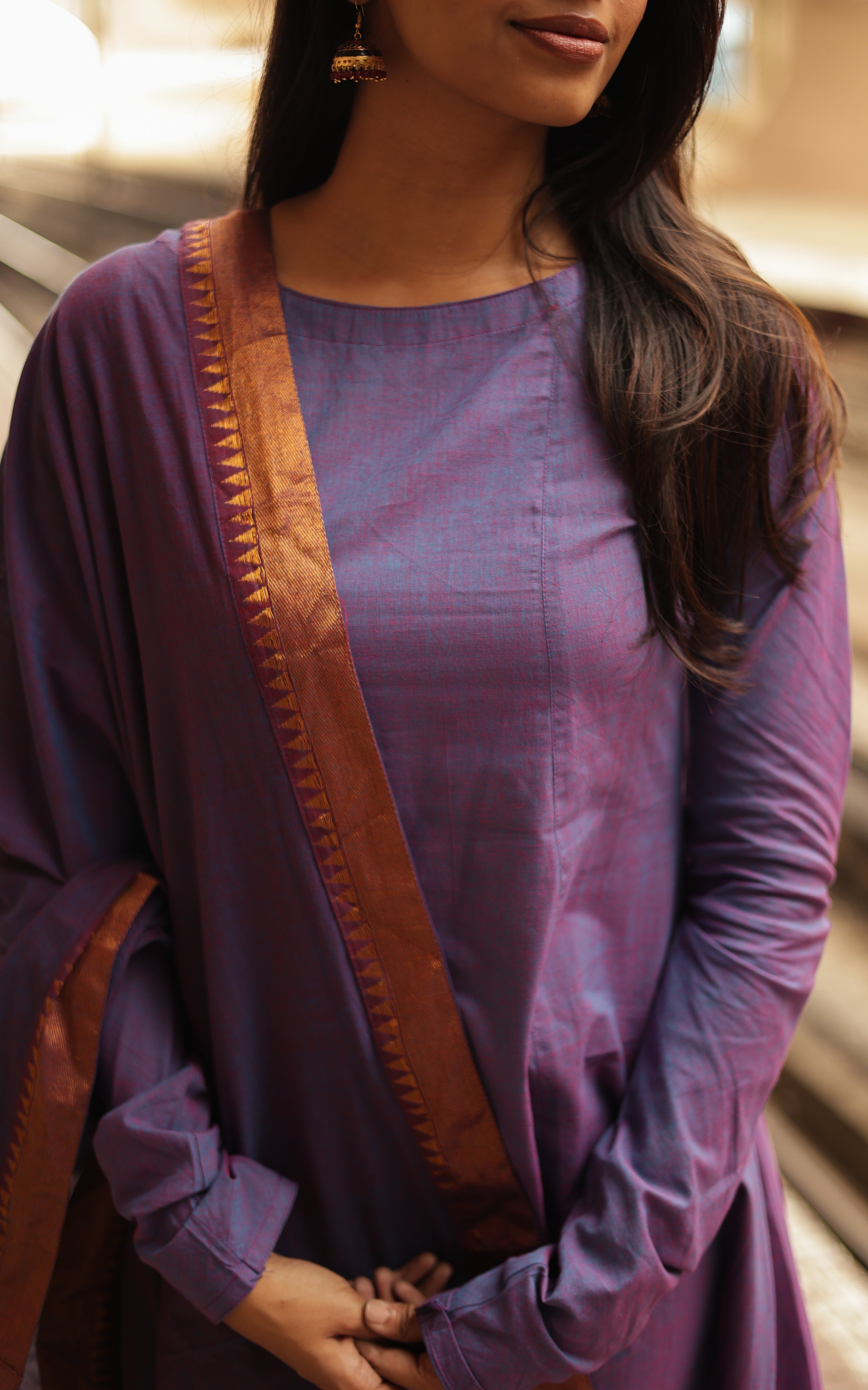 a stylish boat neckline, offering a sophisticated and modern look