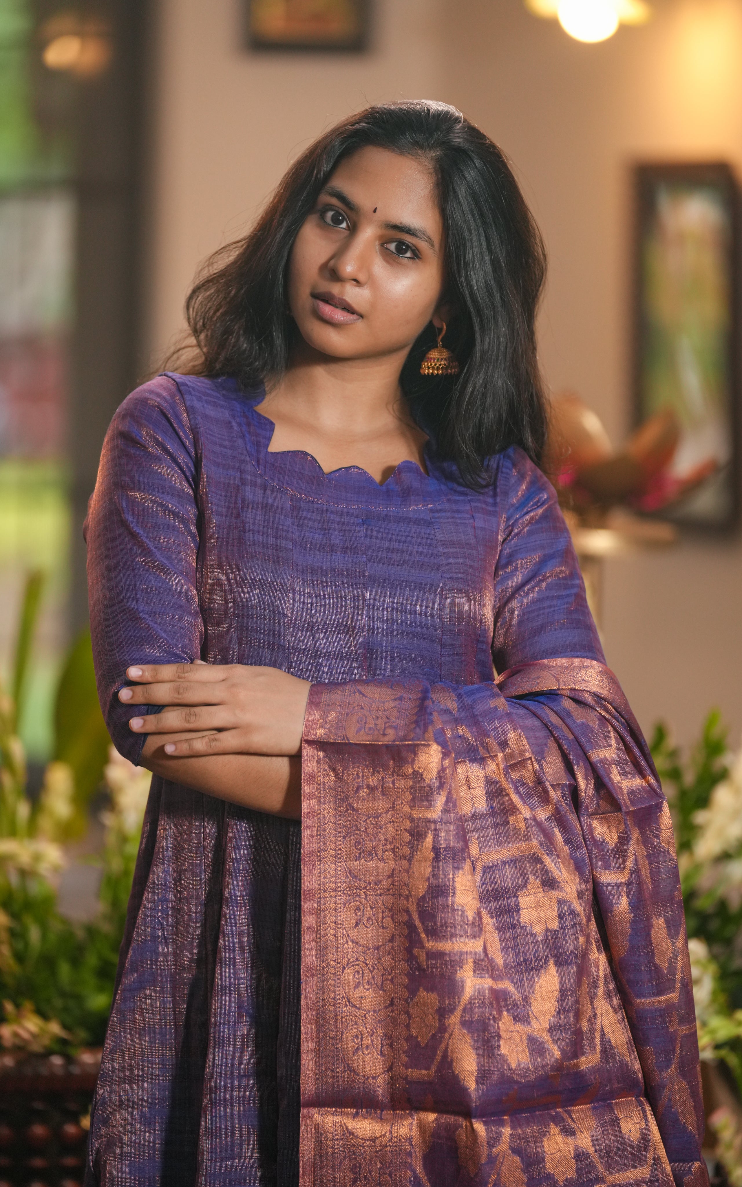 Kurti finished with a scalloped hemline for added elegance and detail.