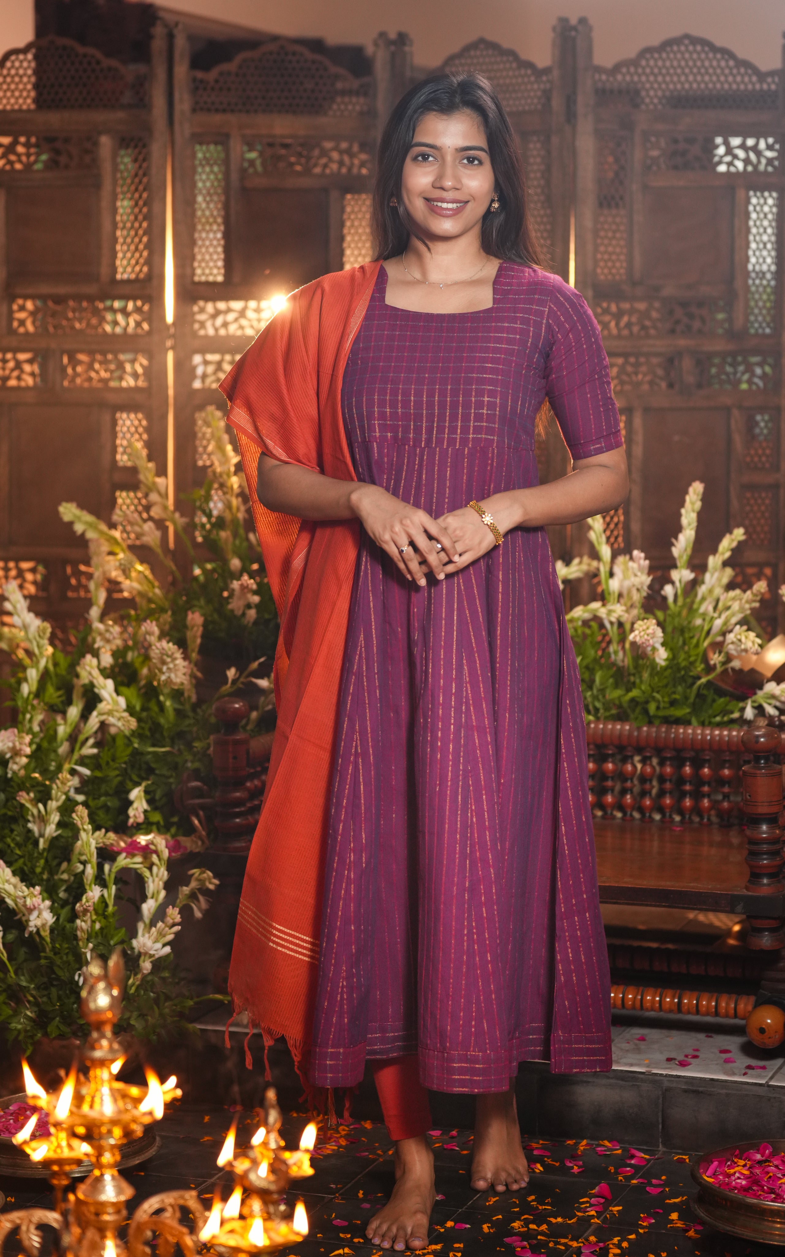 The combination of purple and brick red evokes a rich, earthy elegance.
