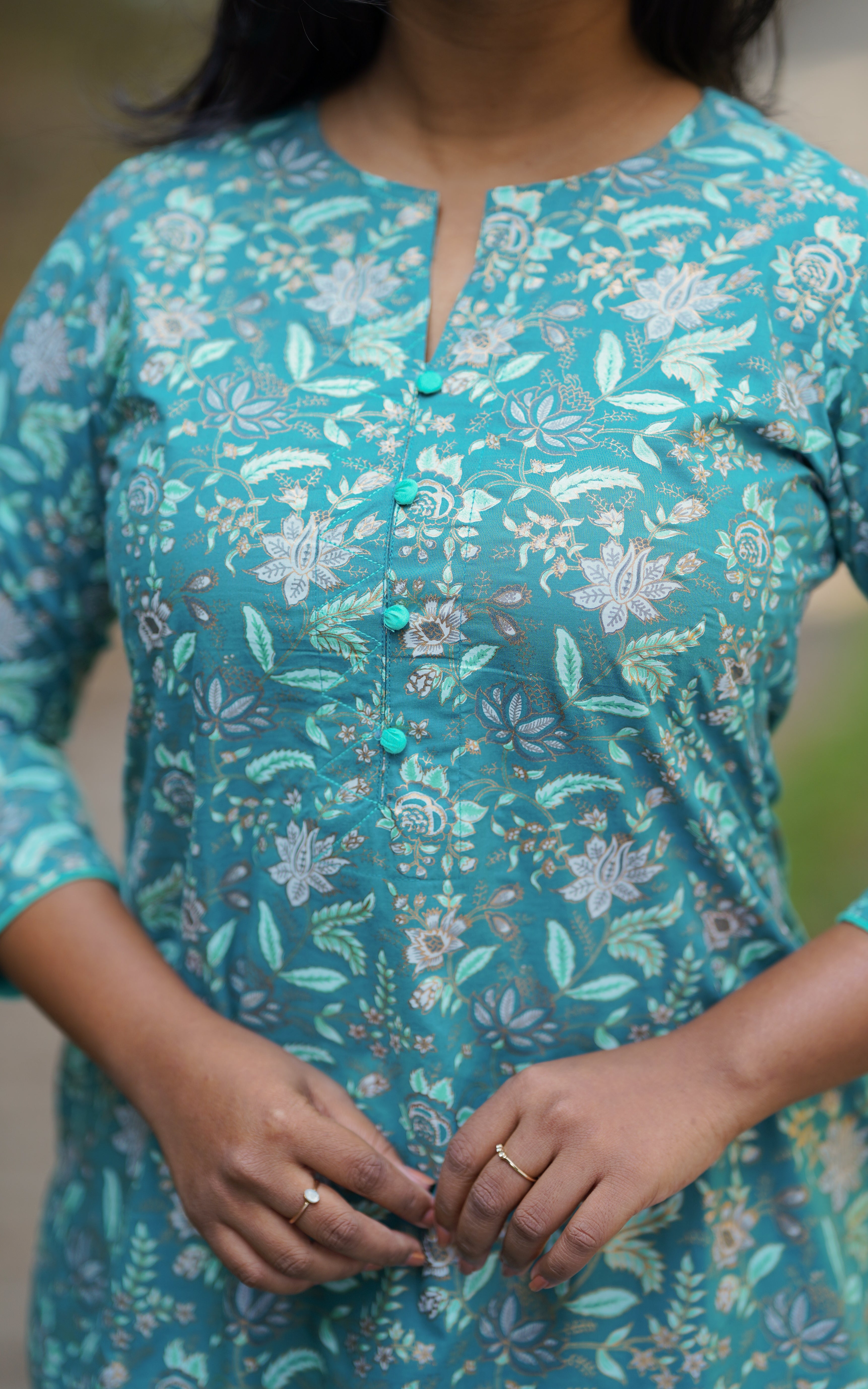 closed neck pattern with v-neck aqua green floral print - Instore