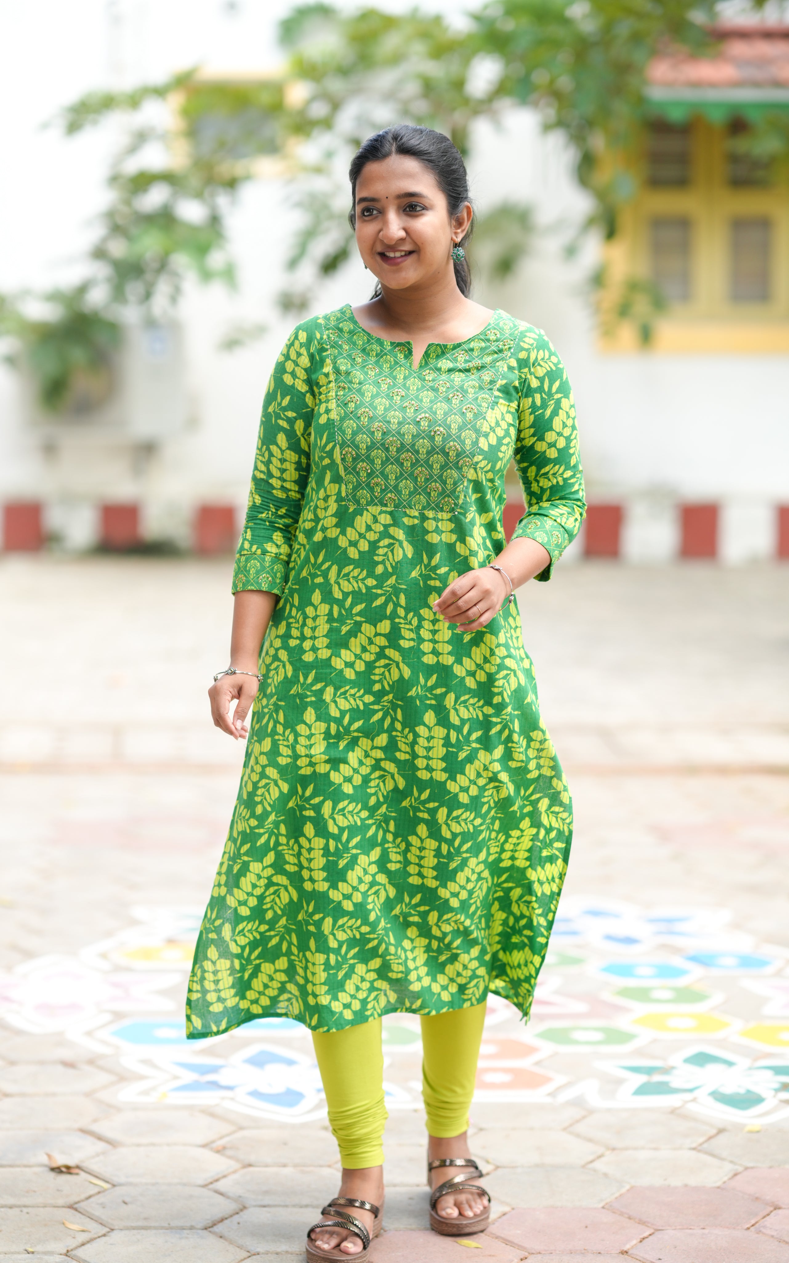 Simple and comfortable straight-cut kurti perfect for everyday ethnic style.
