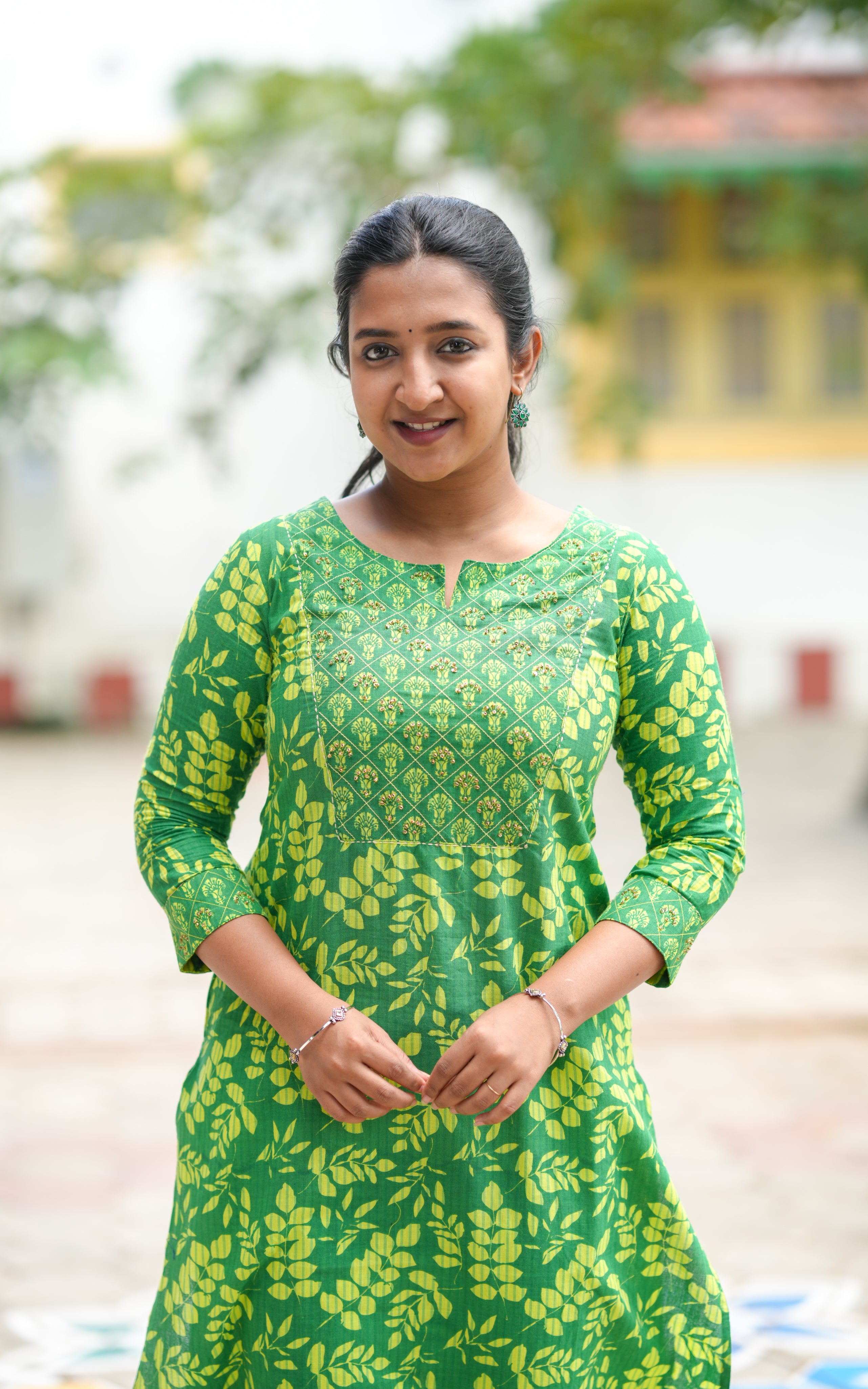Everyday ethnic style made easy with this straight-cut kurti.