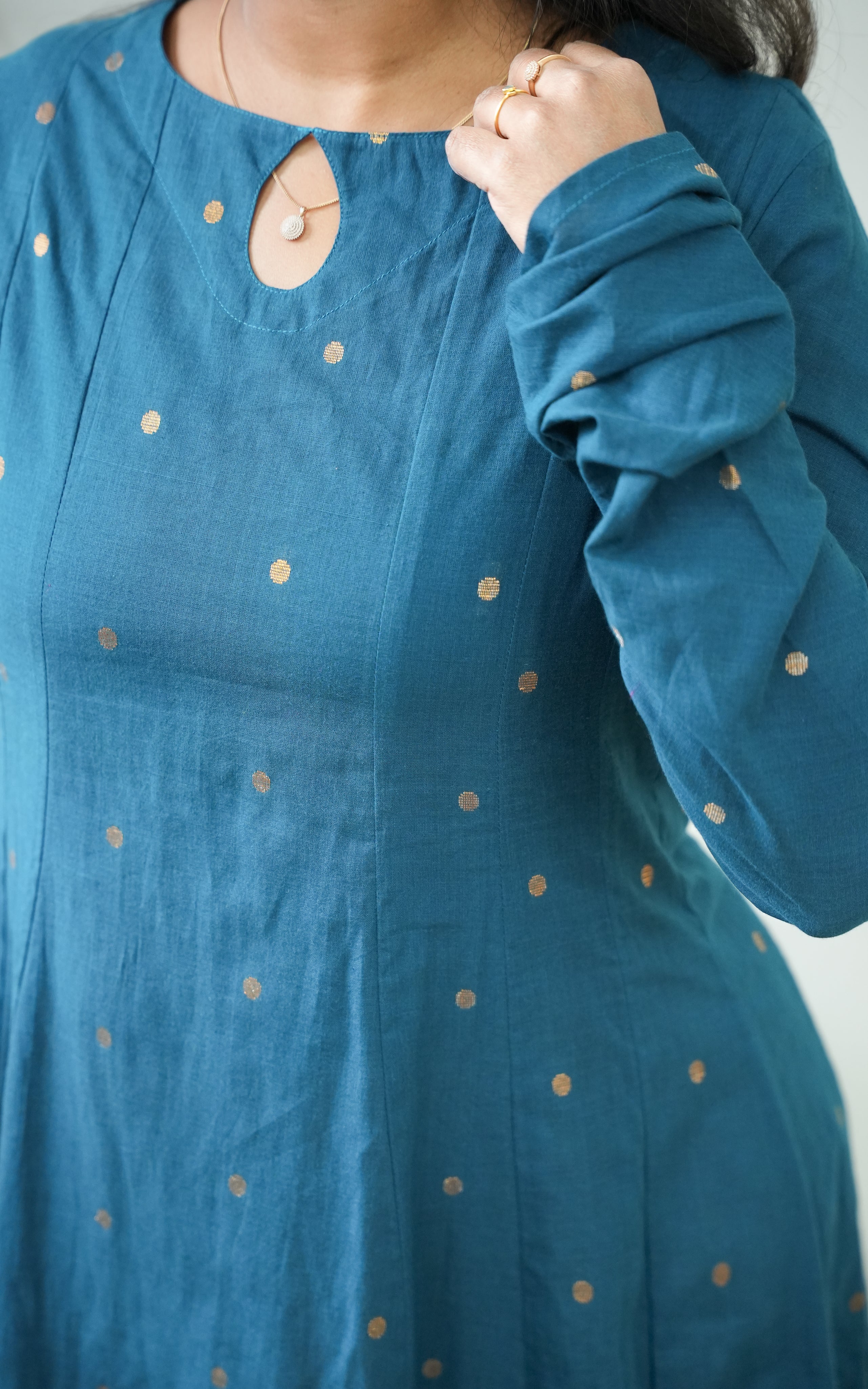 It complements the gathered sleeves and flowing cut of the kurti, balancing tradition with a hint of modern sophistication