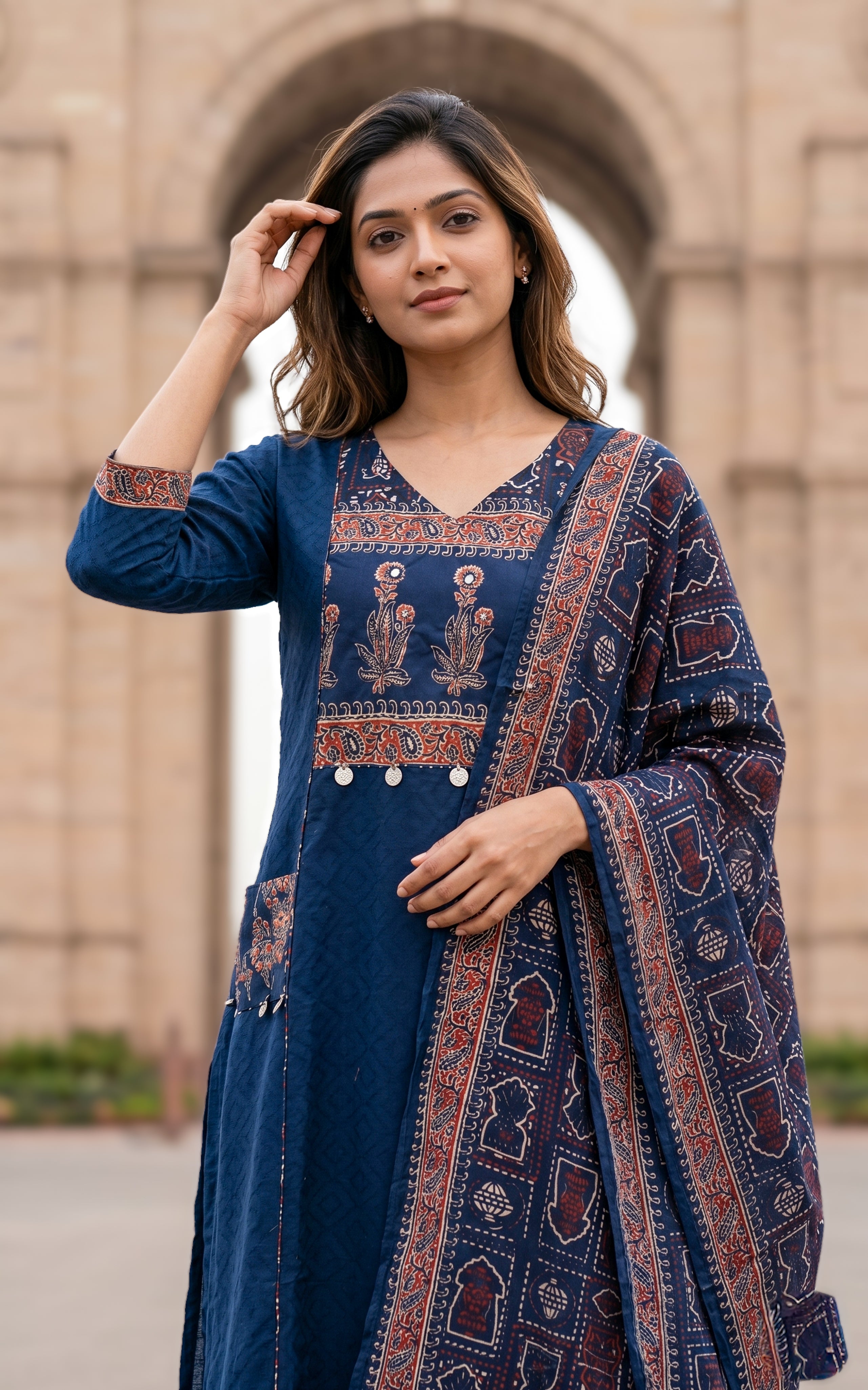 Straight cut kurti with side slit

Cotton kurti with double side pocket