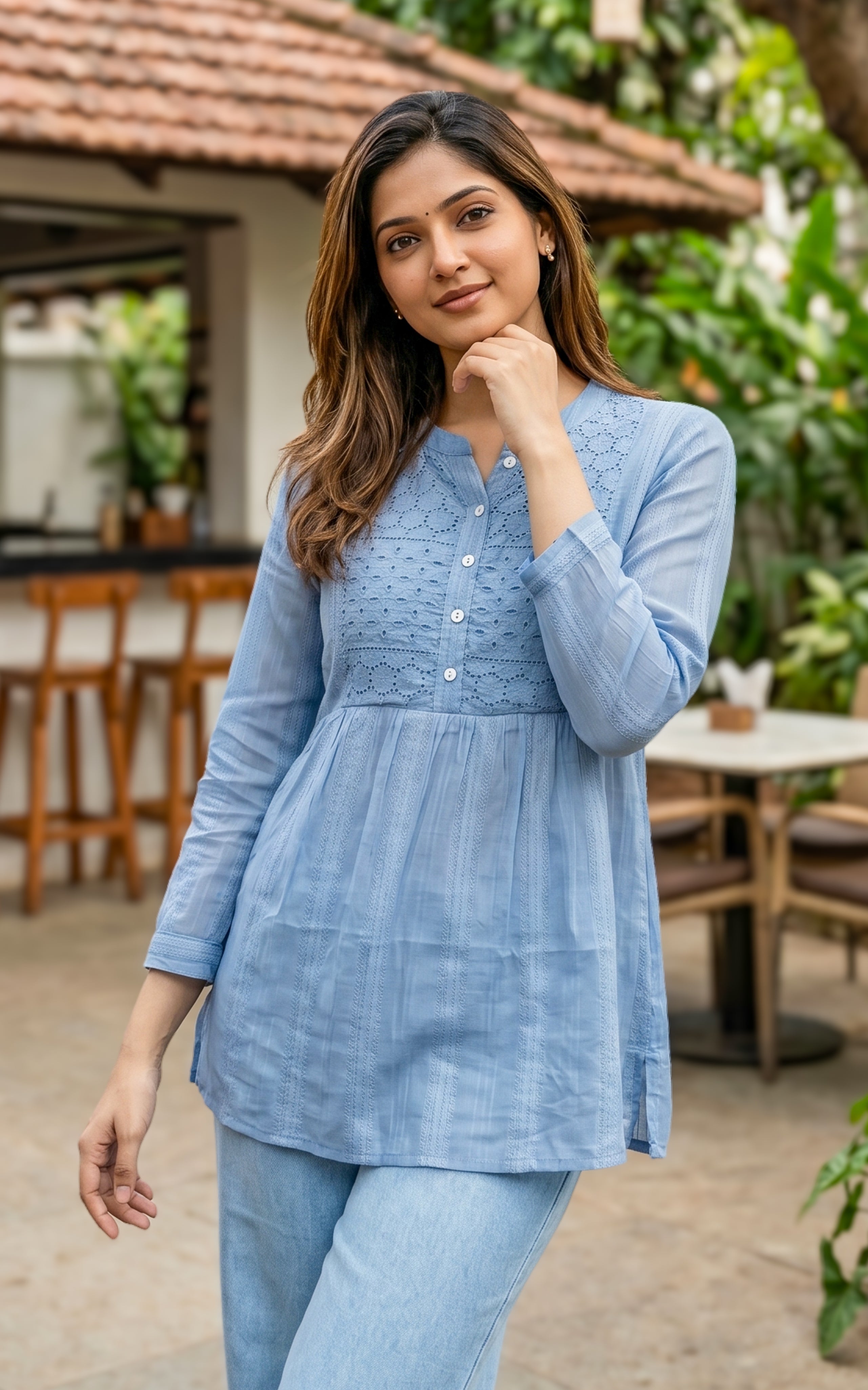 Short flared kurti with mandarin collar

Cotton kurti with decorative buttons