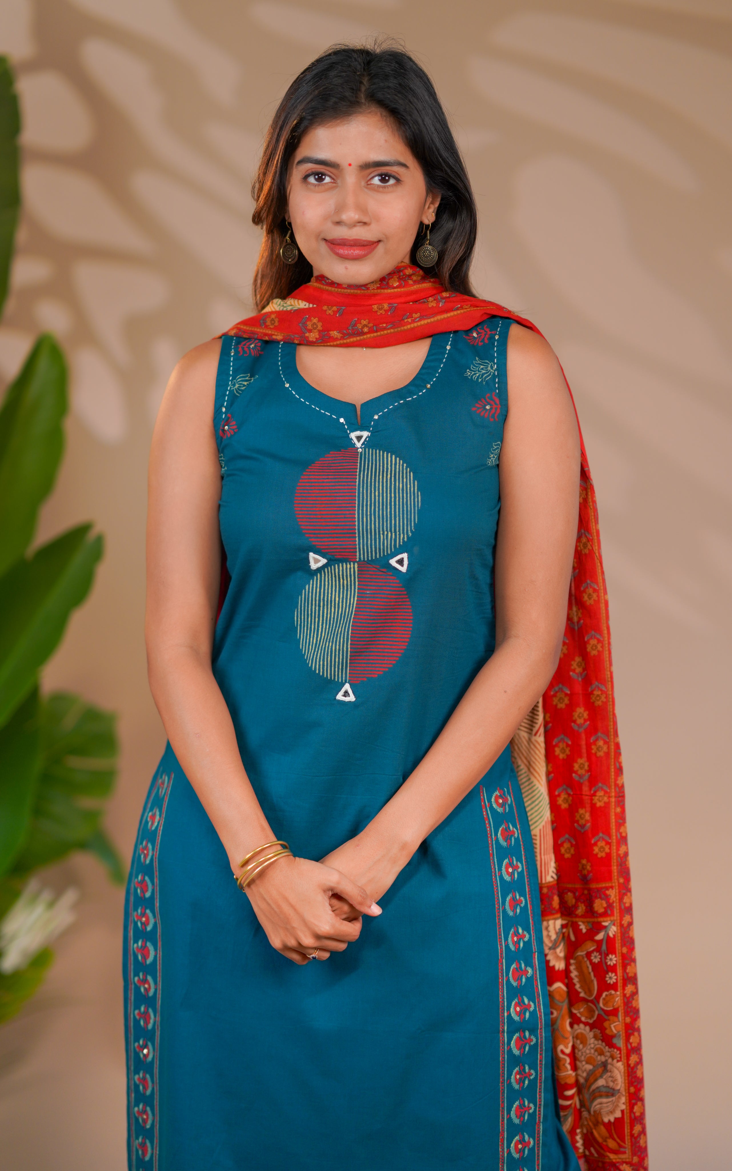 Rich thread detailing on the neckline 