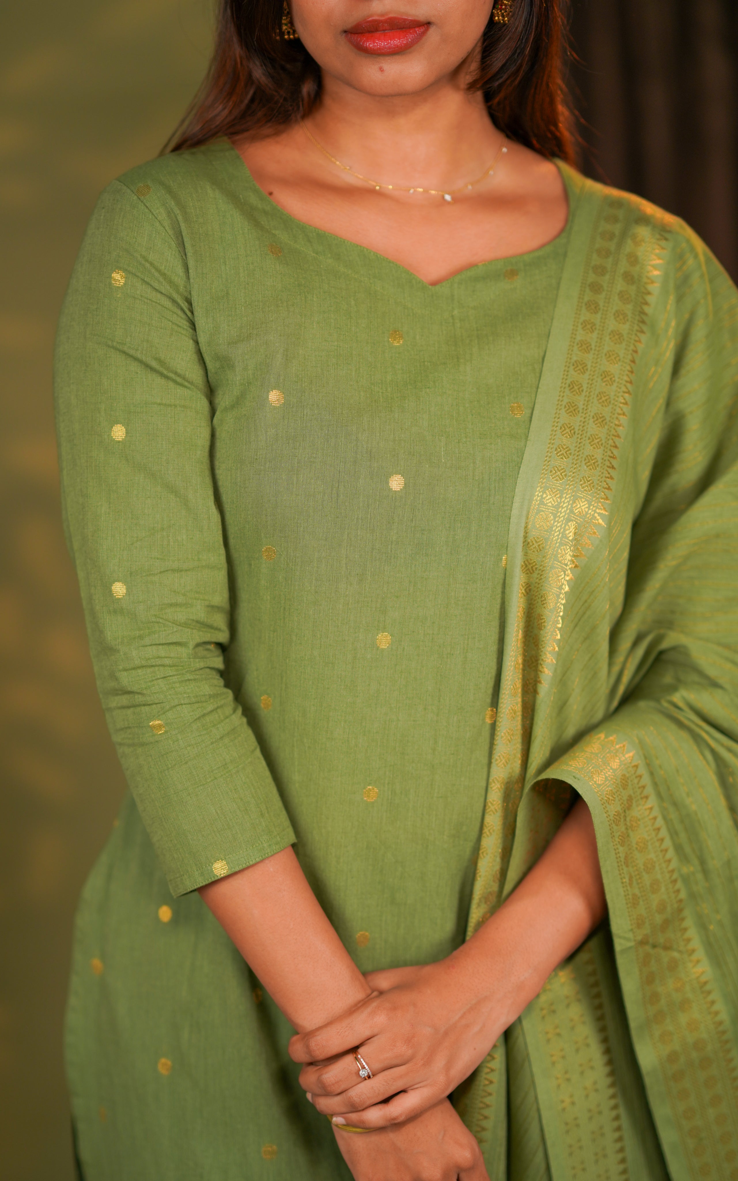 The neckline works well for both daily wear and festive styling