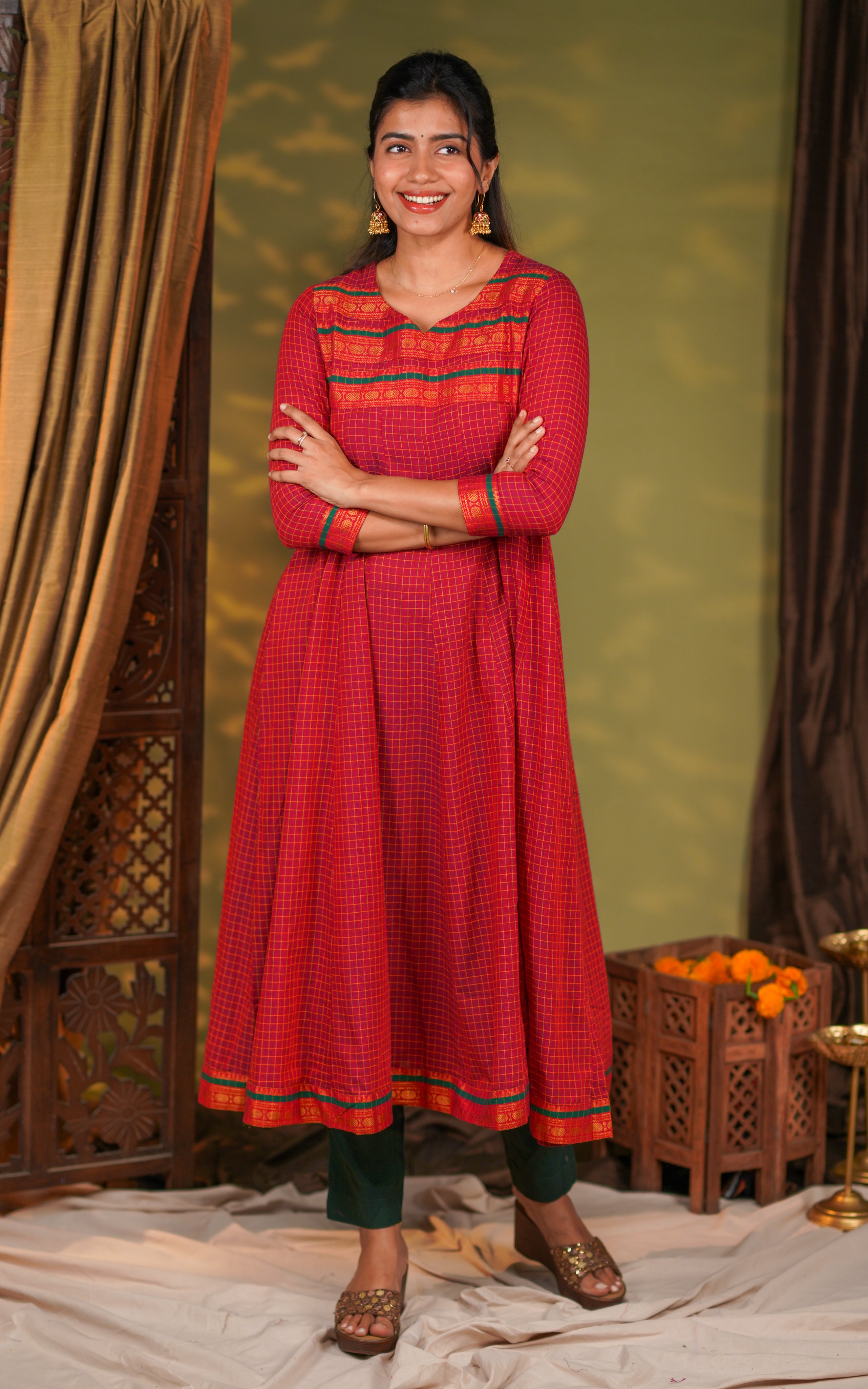 yoke adds an eye-catching festive appeal suitable for ethnic and casual occasions. The sleeves come with matching contrast borders that enhance the premium look