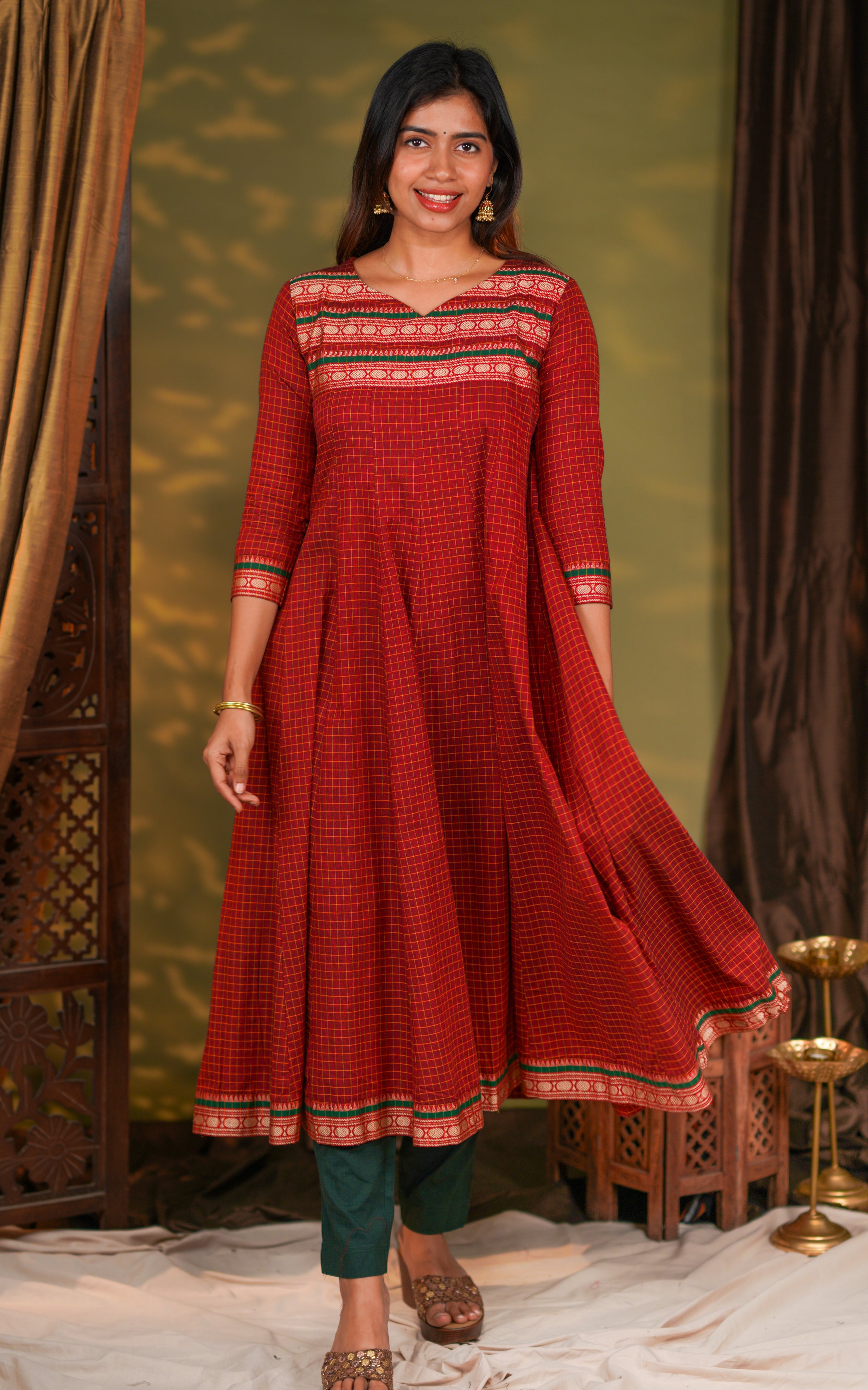 The sleeves also feature matching borders that elevate the overall look