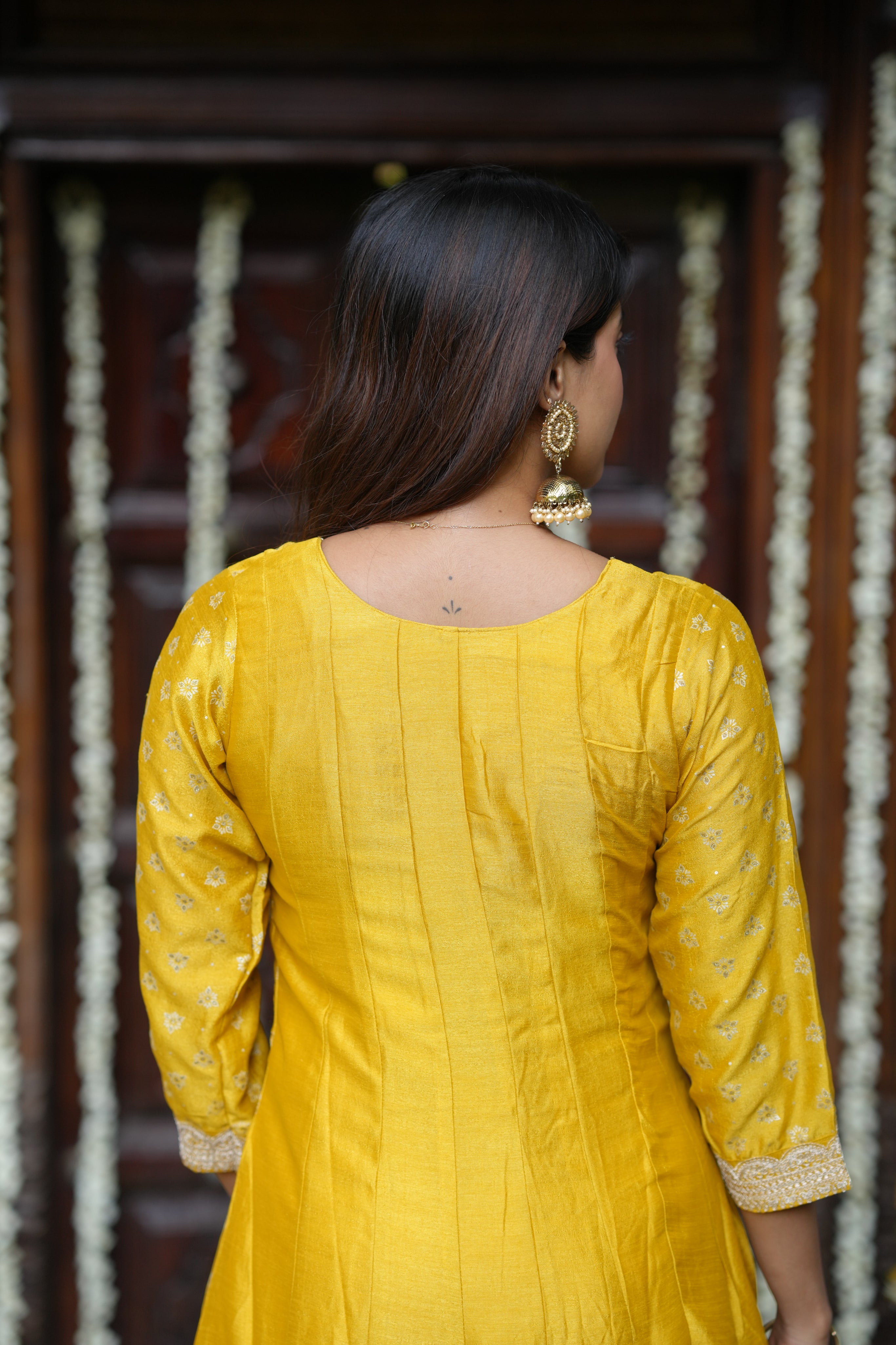  A traditional set that’s easy to wear and hard to forget.
