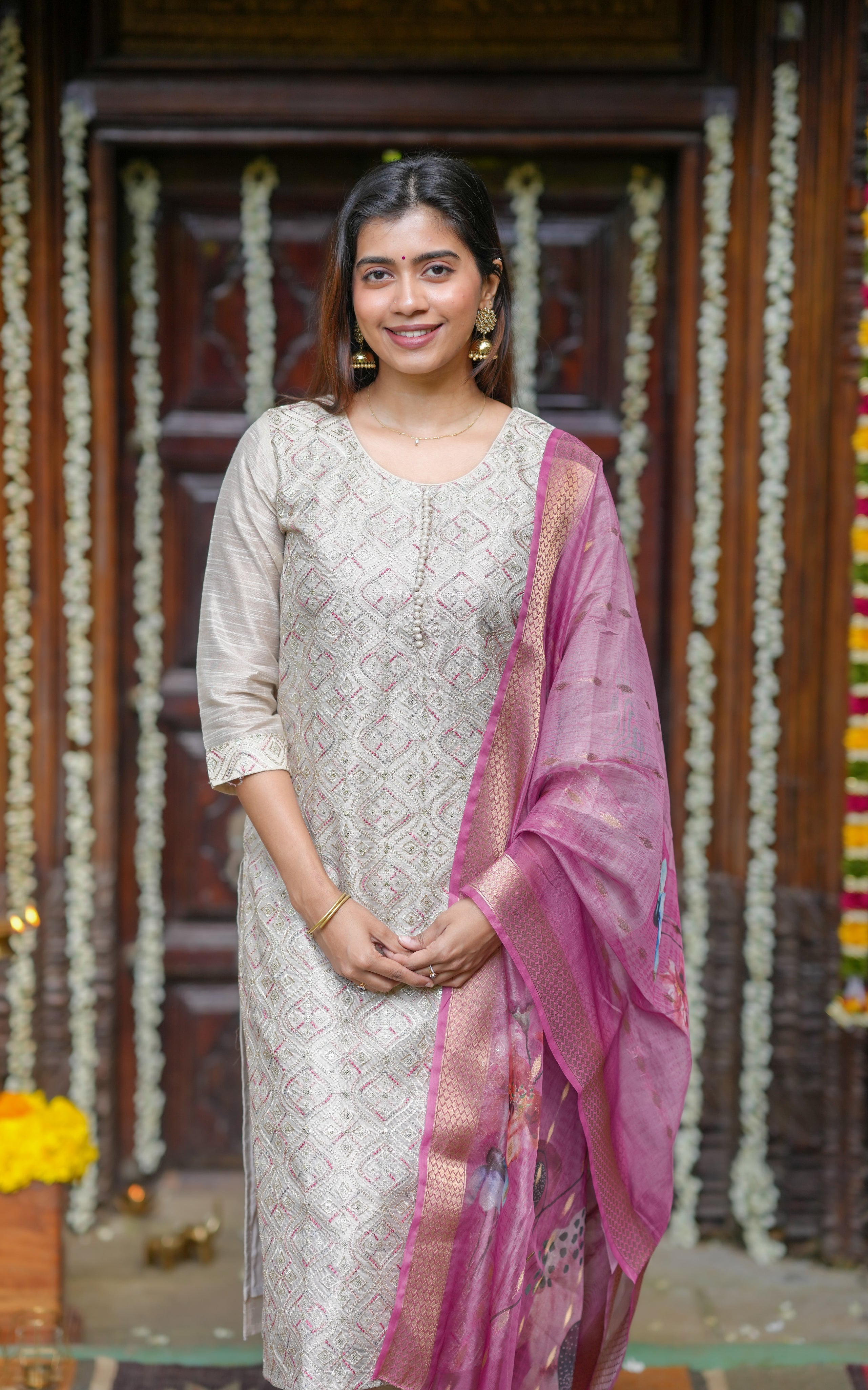 A timeless outfit with a fluid drape and elegant details, ideal for celebrations, work, or weekend getaways
