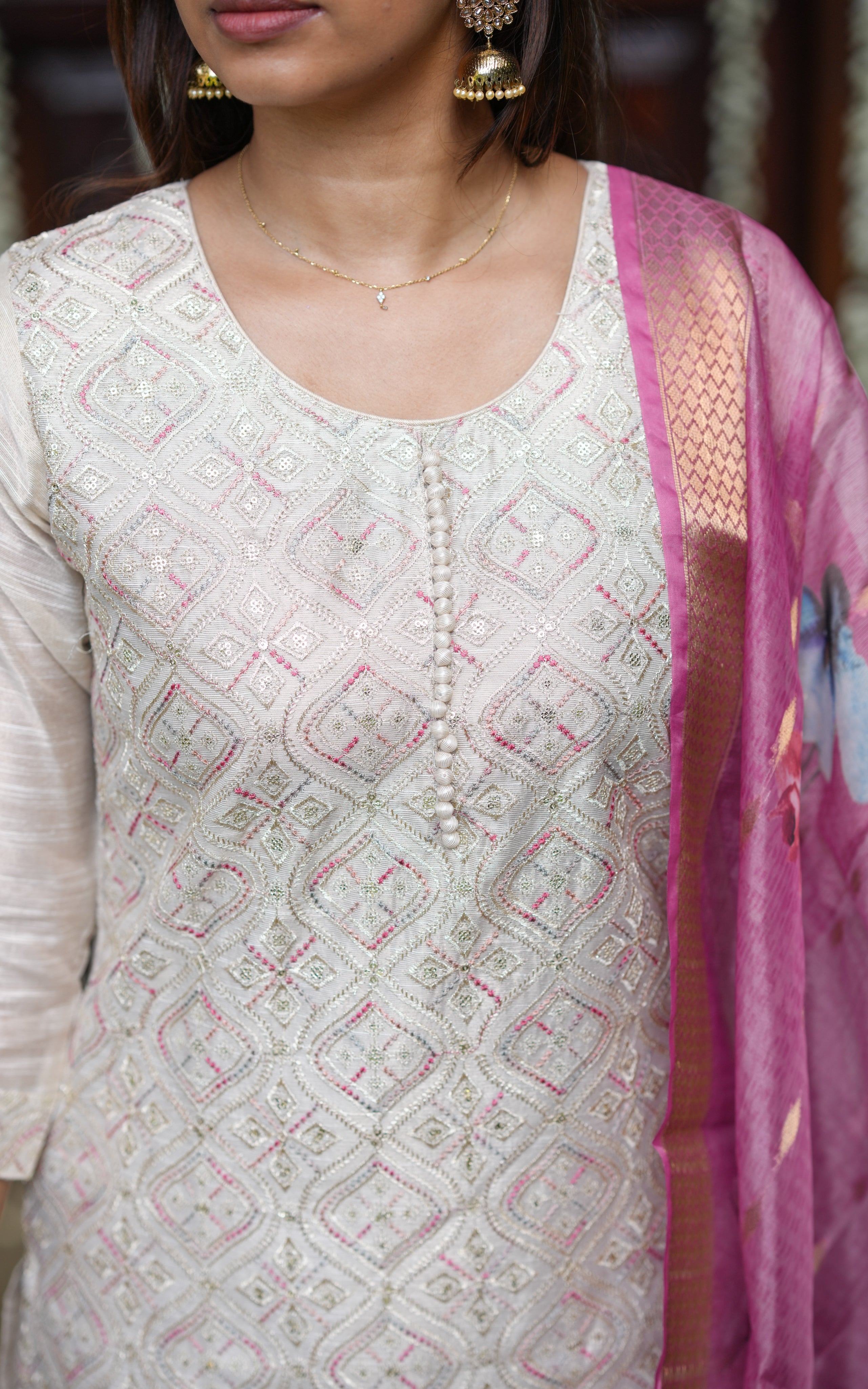 Designed for comfort and charm, this outfit brings together structure and softness in one seamless piece
