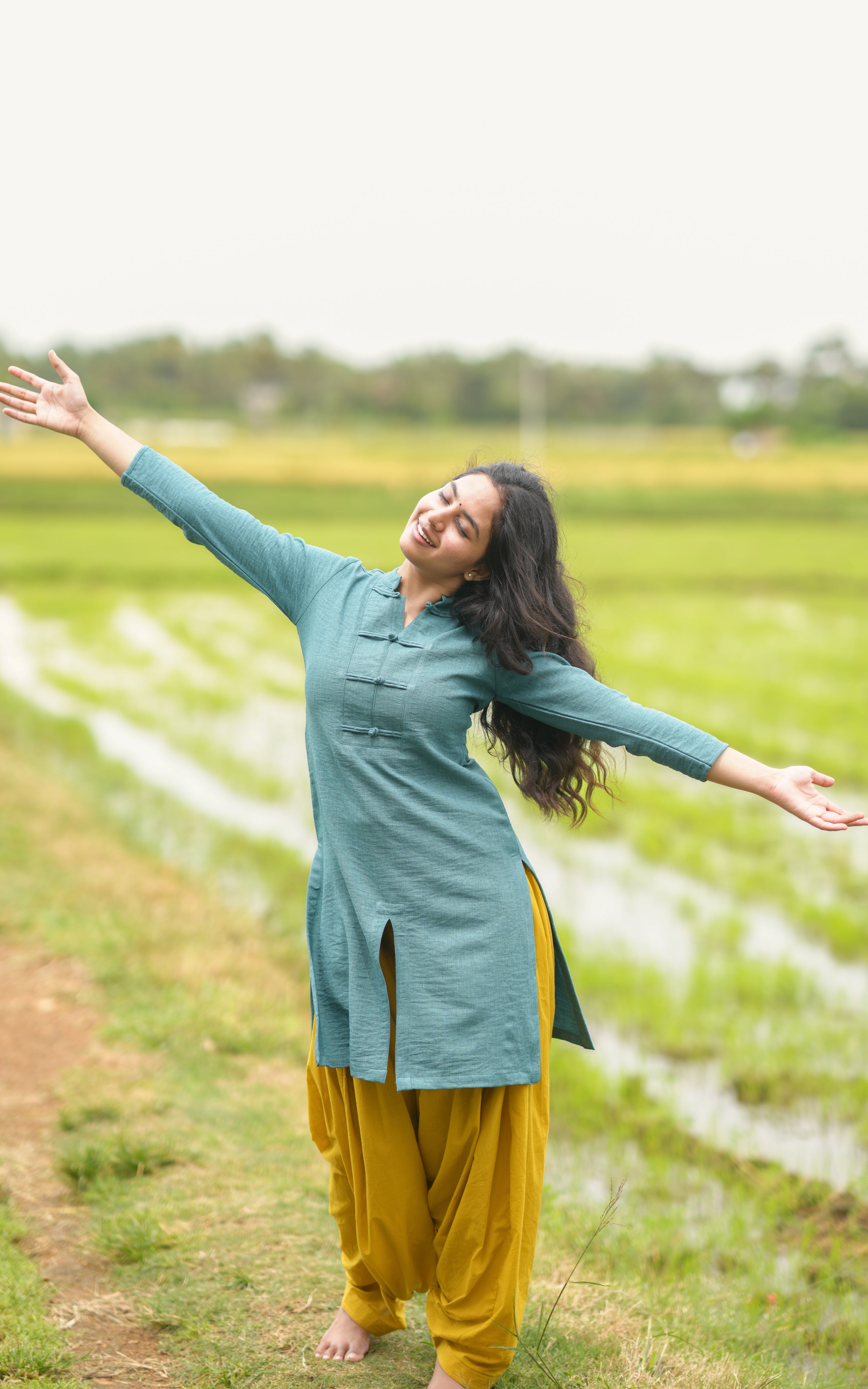 Bhavana-inspired kurti and dhoti pant set from the Suttri Varum Boomi song in Jayam Kondan