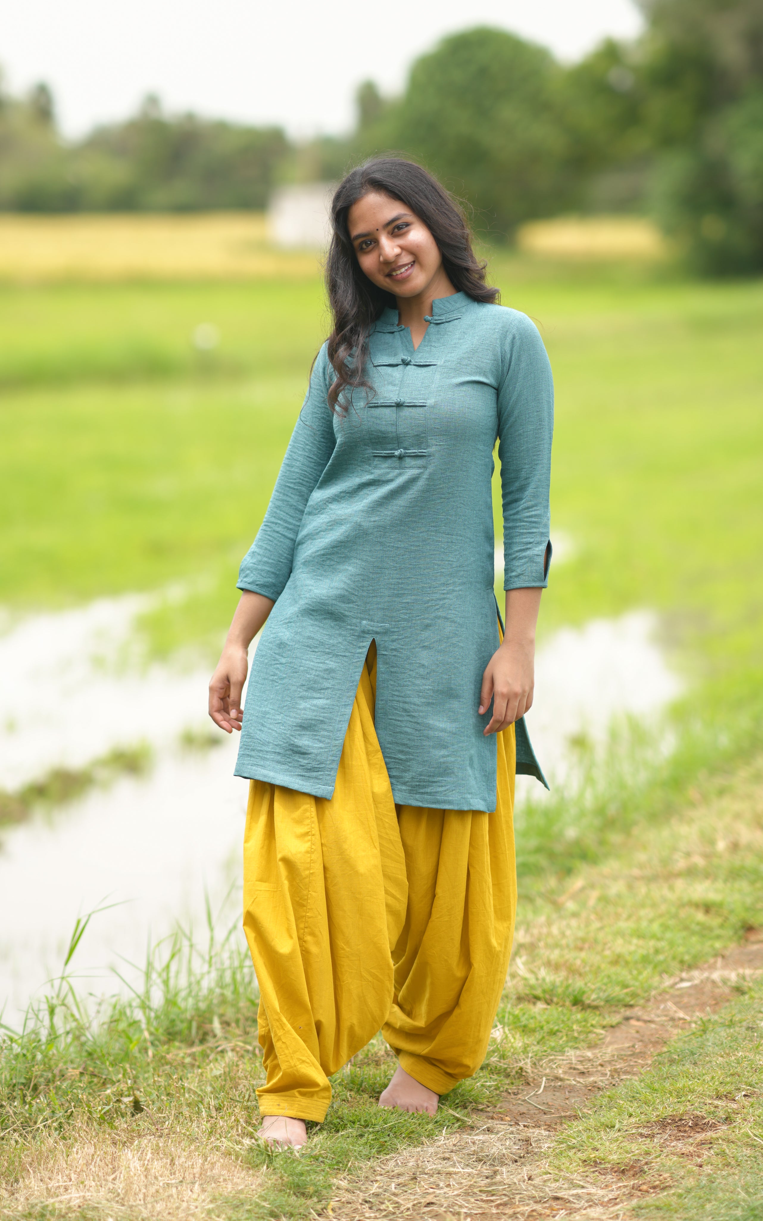 Recreation of Bhavana’s teal kurti and mustard dhoti pants from Suttri Varum Boomi song in Jayam Kondan