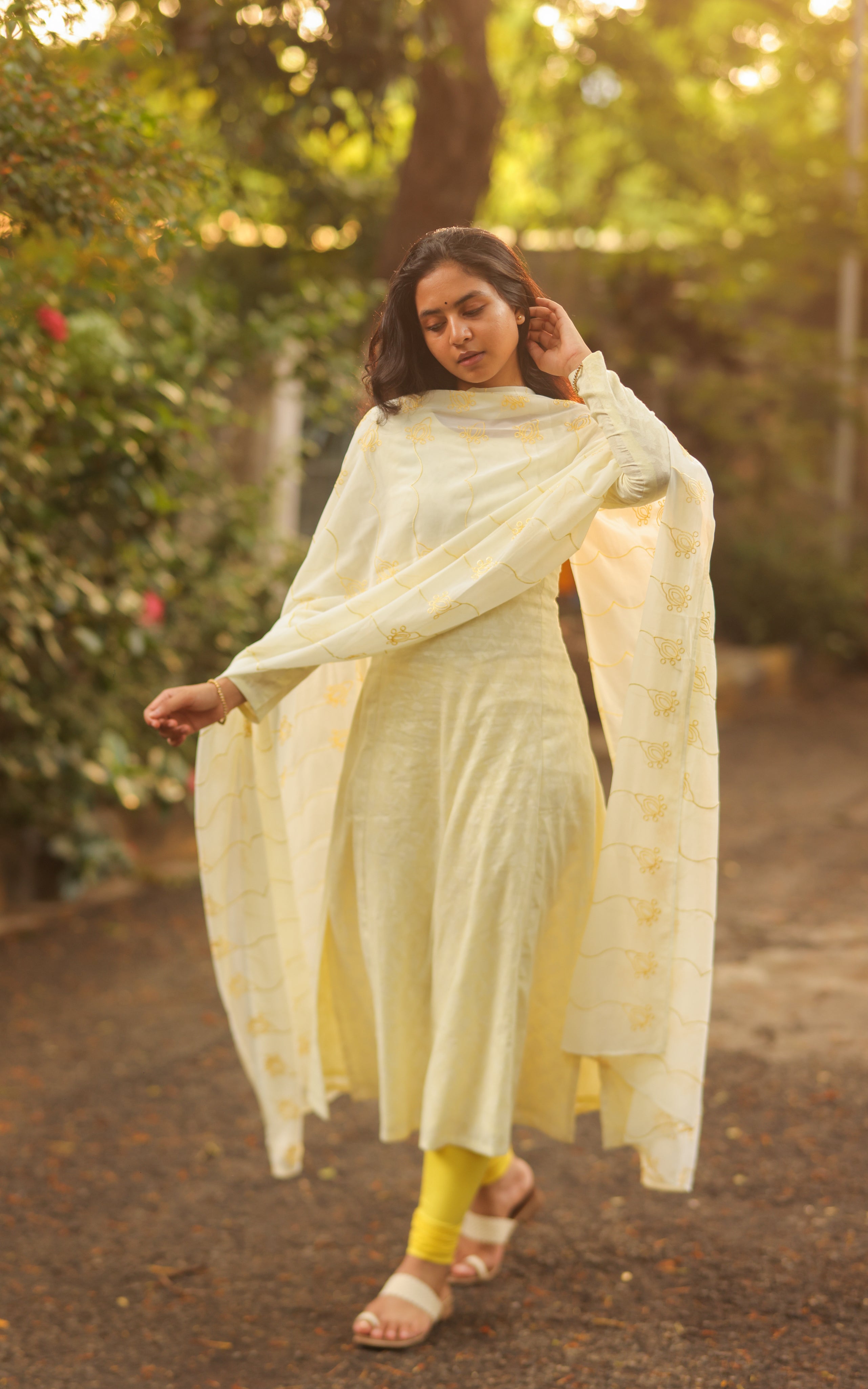 
Kandukondain Kandukondain Meenu Outfit 