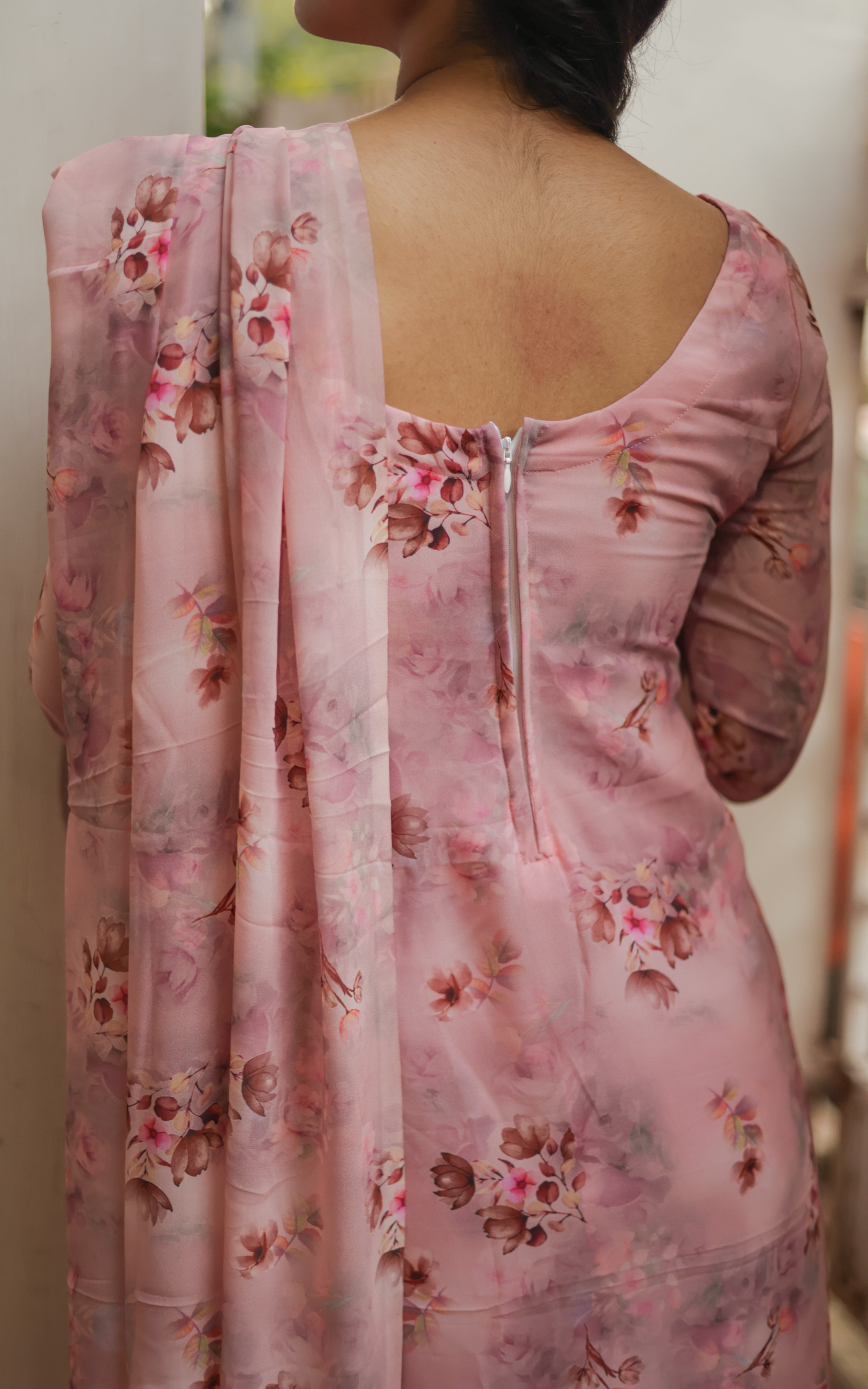 an elegant straight cut kurti added a bacl zipper for perfect fit , soft Georgette dupatta with floral printing , kurti pair with peach leggings 